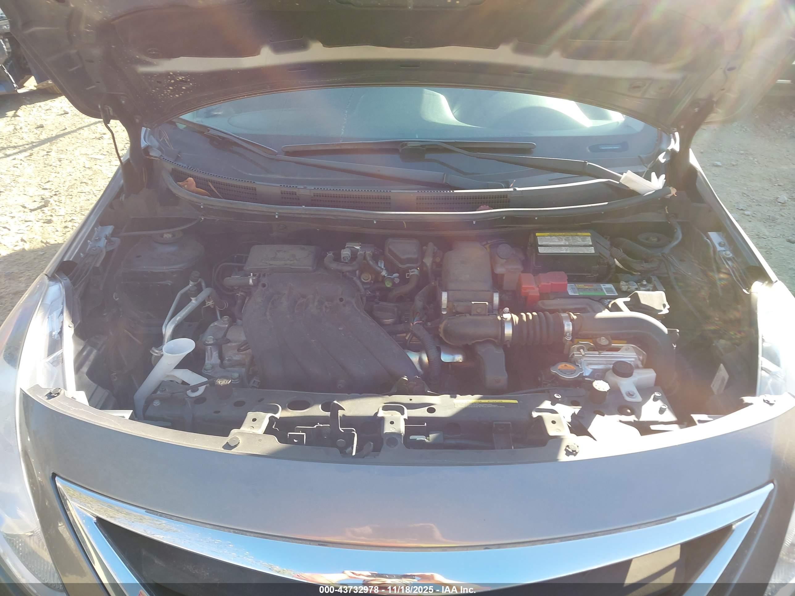 NISSAN VERSA image 10