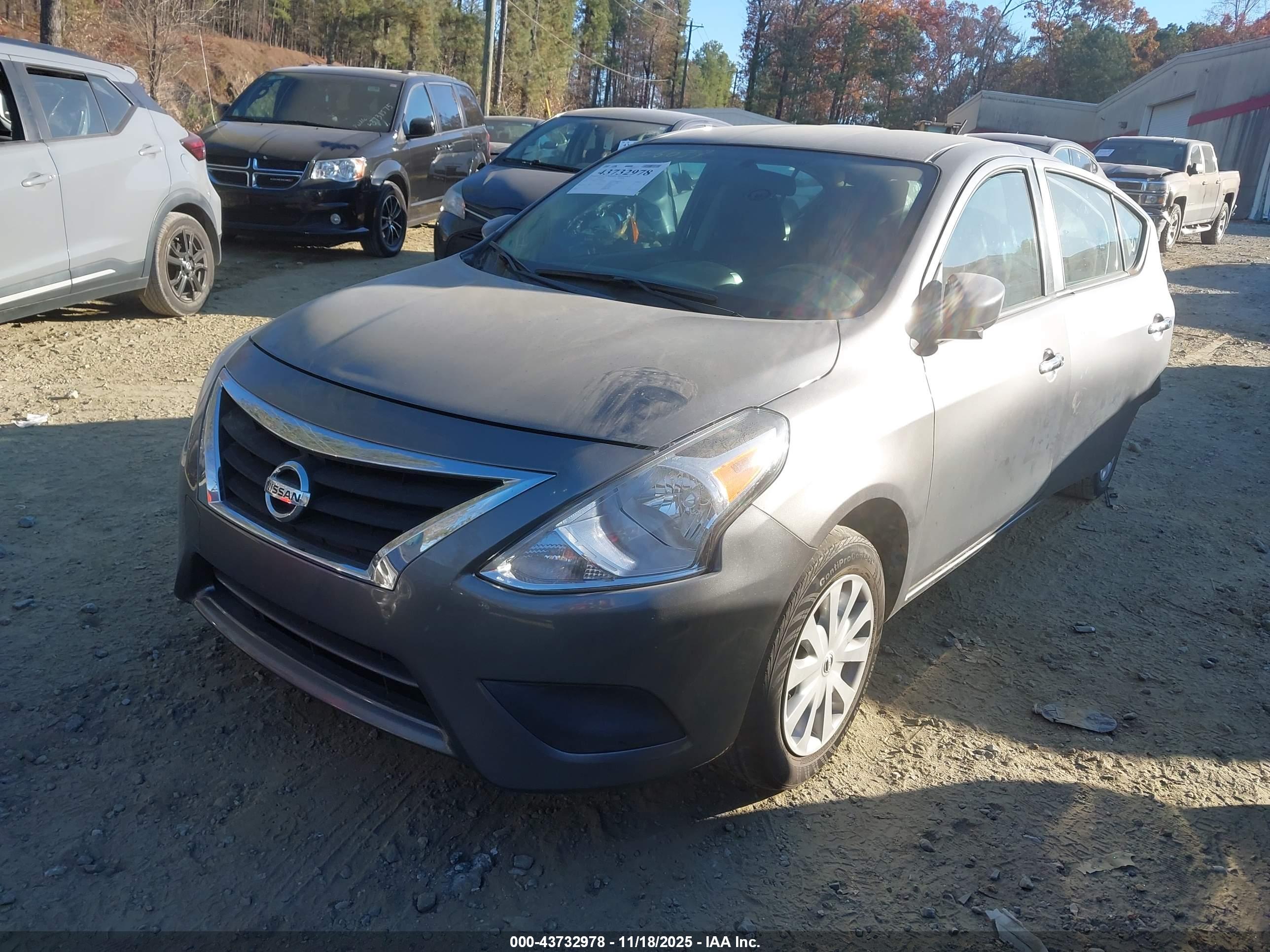 NISSAN VERSA image 2
