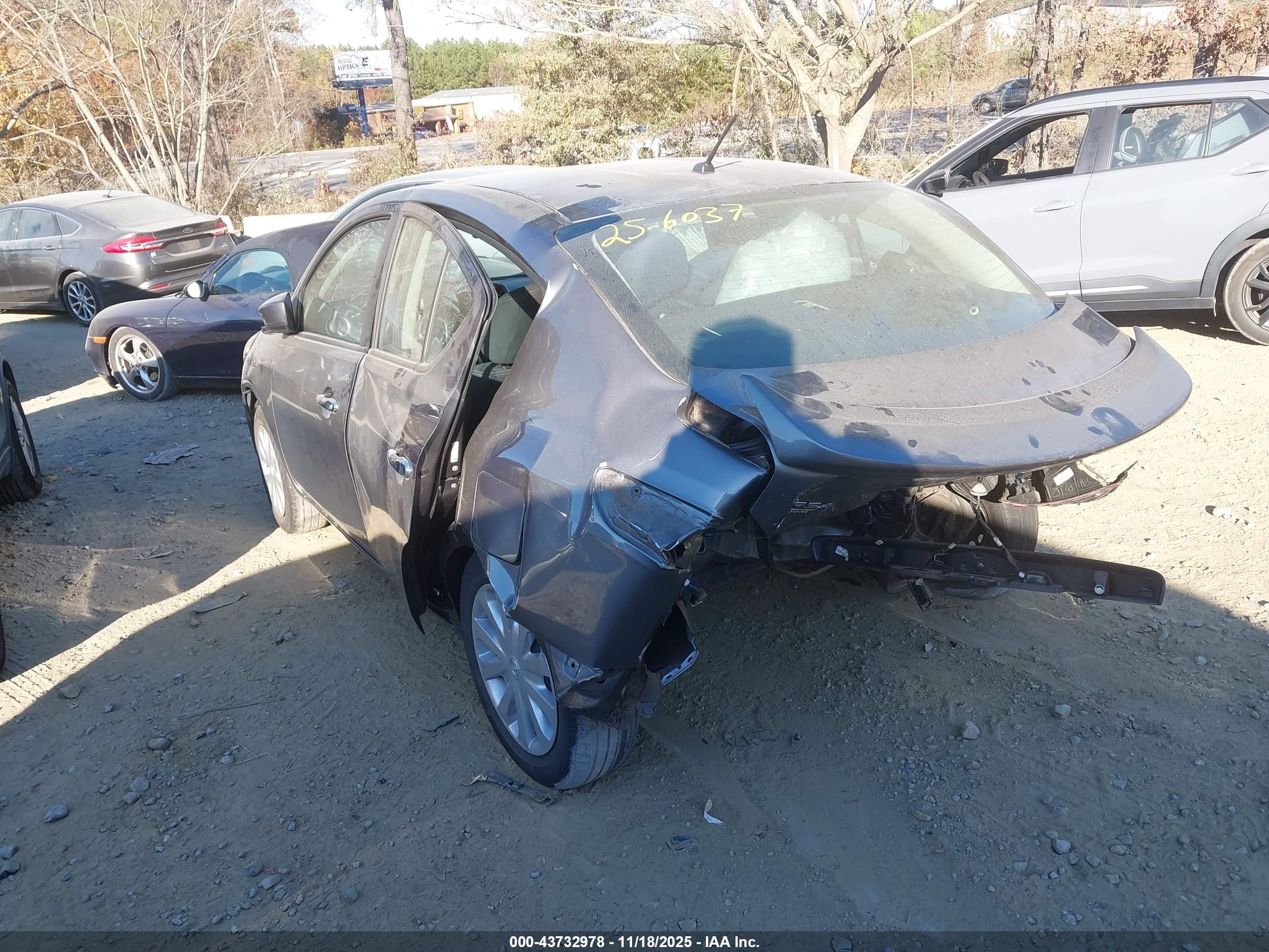NISSAN VERSA image 3