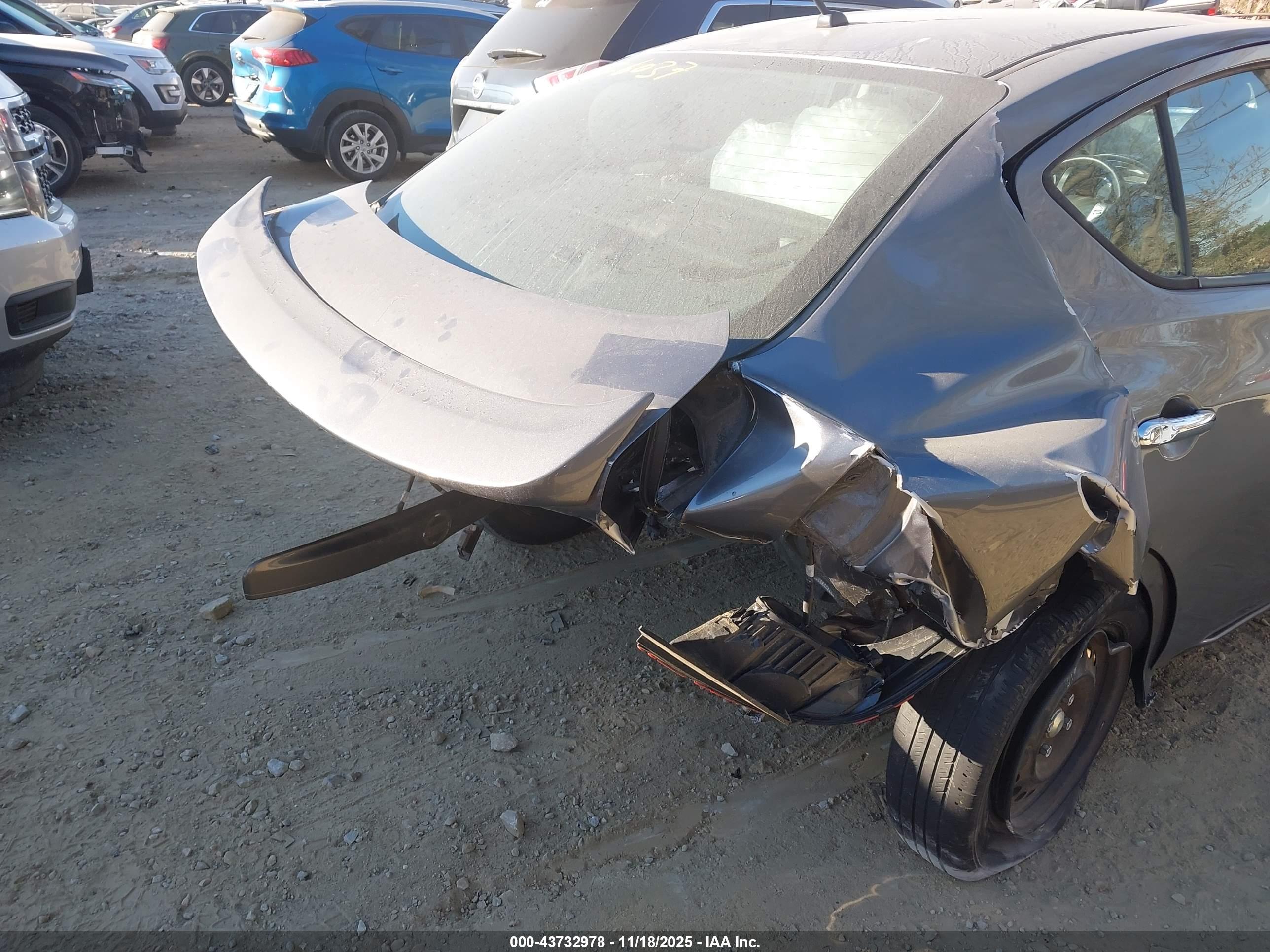 NISSAN VERSA image 6