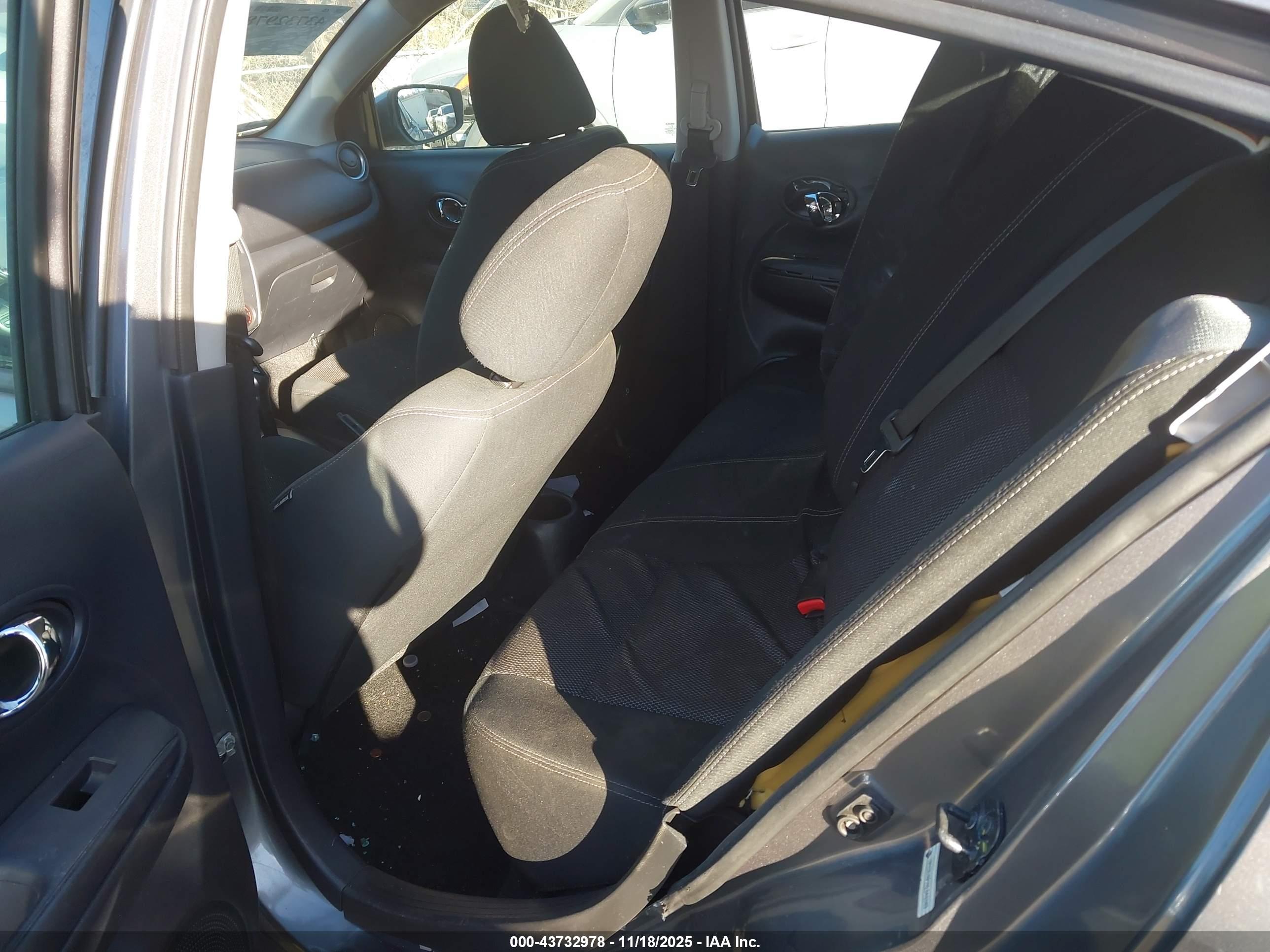 NISSAN VERSA image 8
