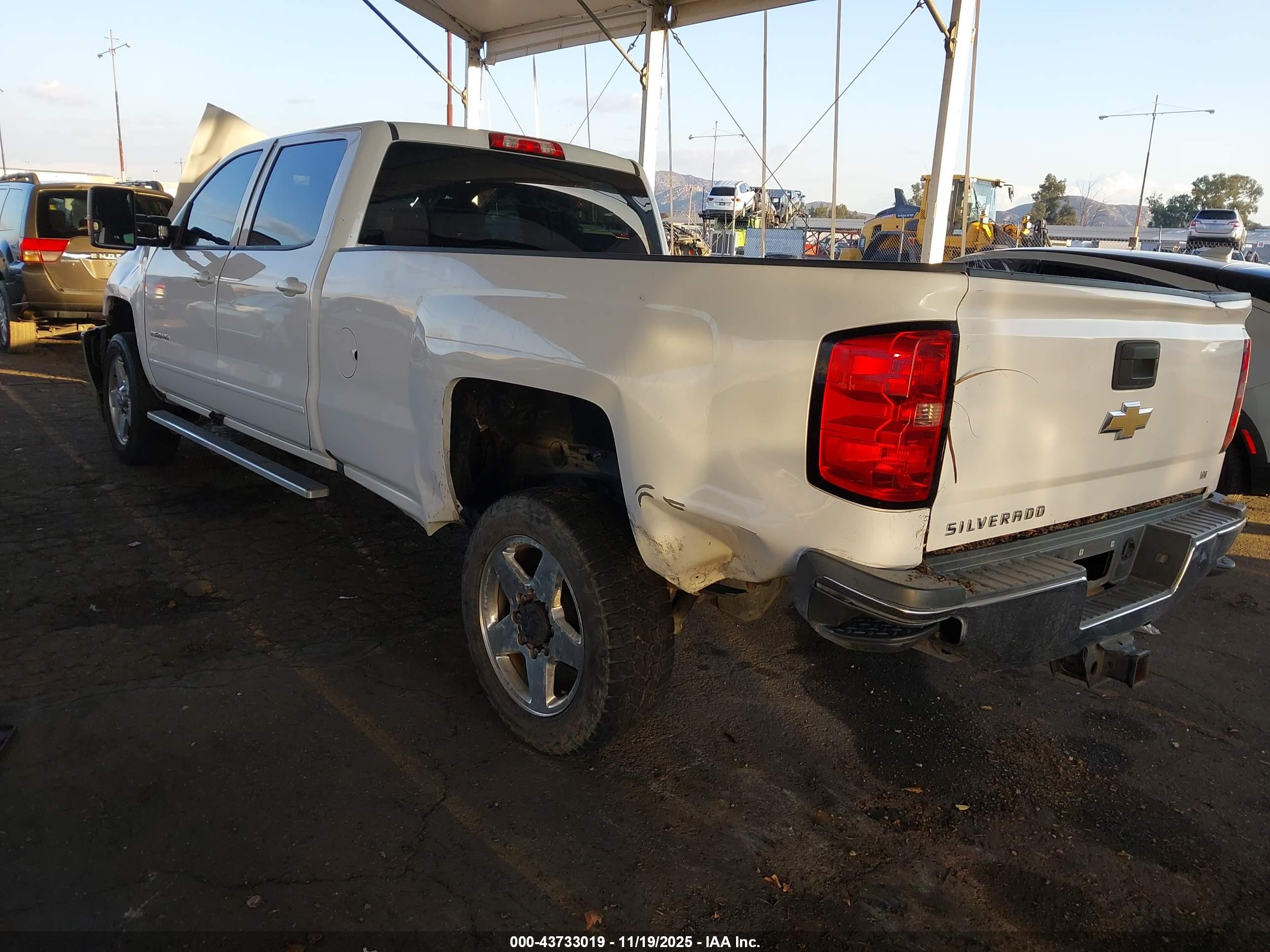 CHEVROLET SILVERADO image 3