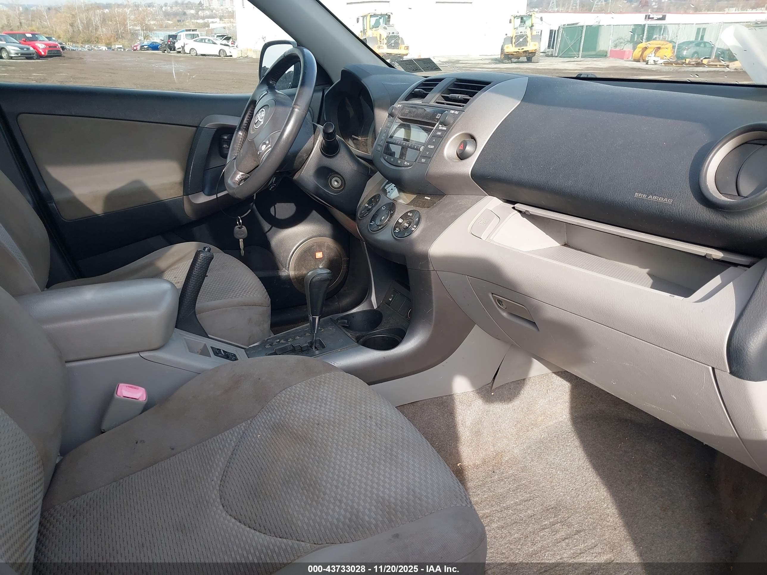 TOYOTA RAV4 image 5