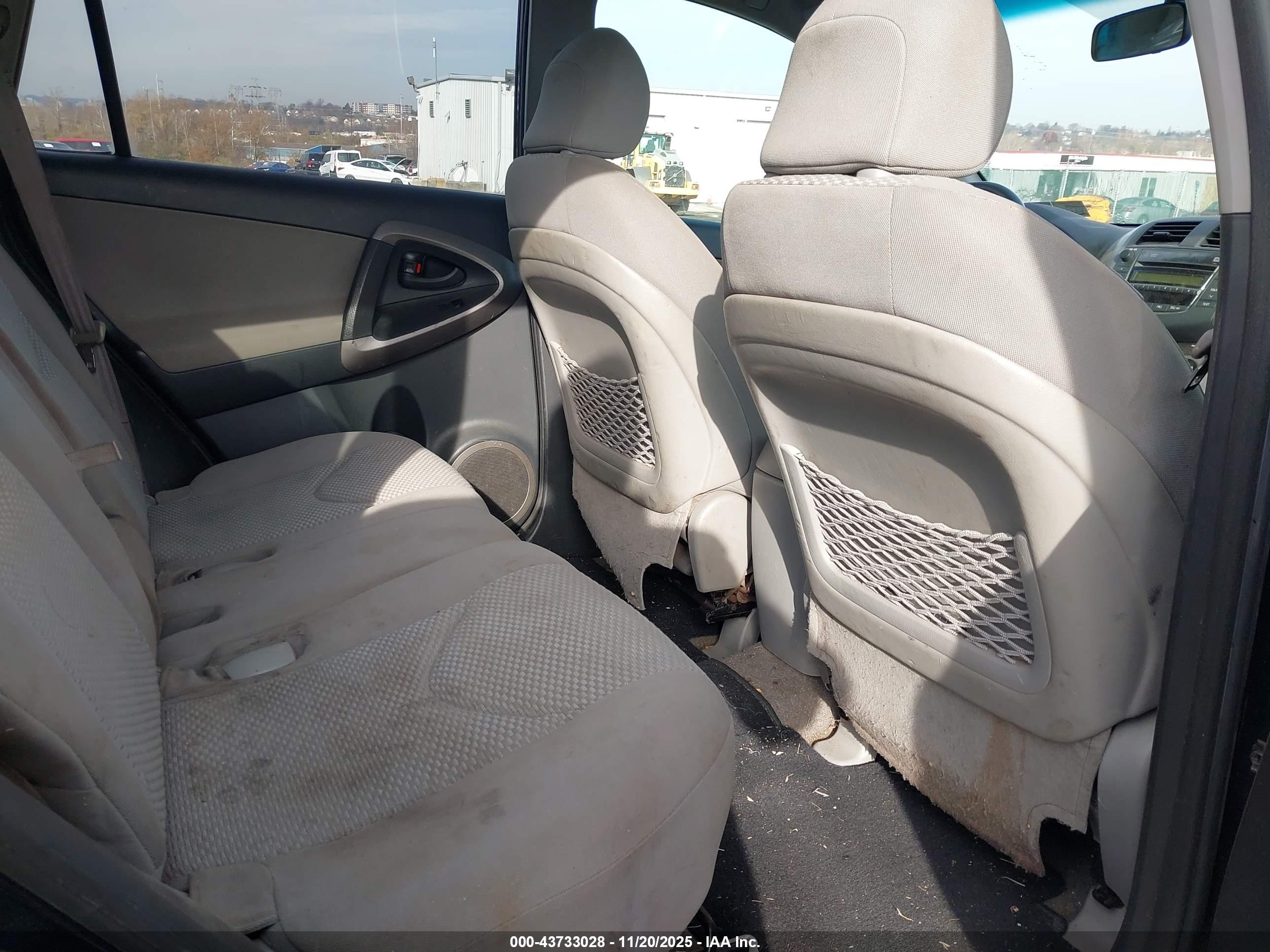 TOYOTA RAV4 image 8