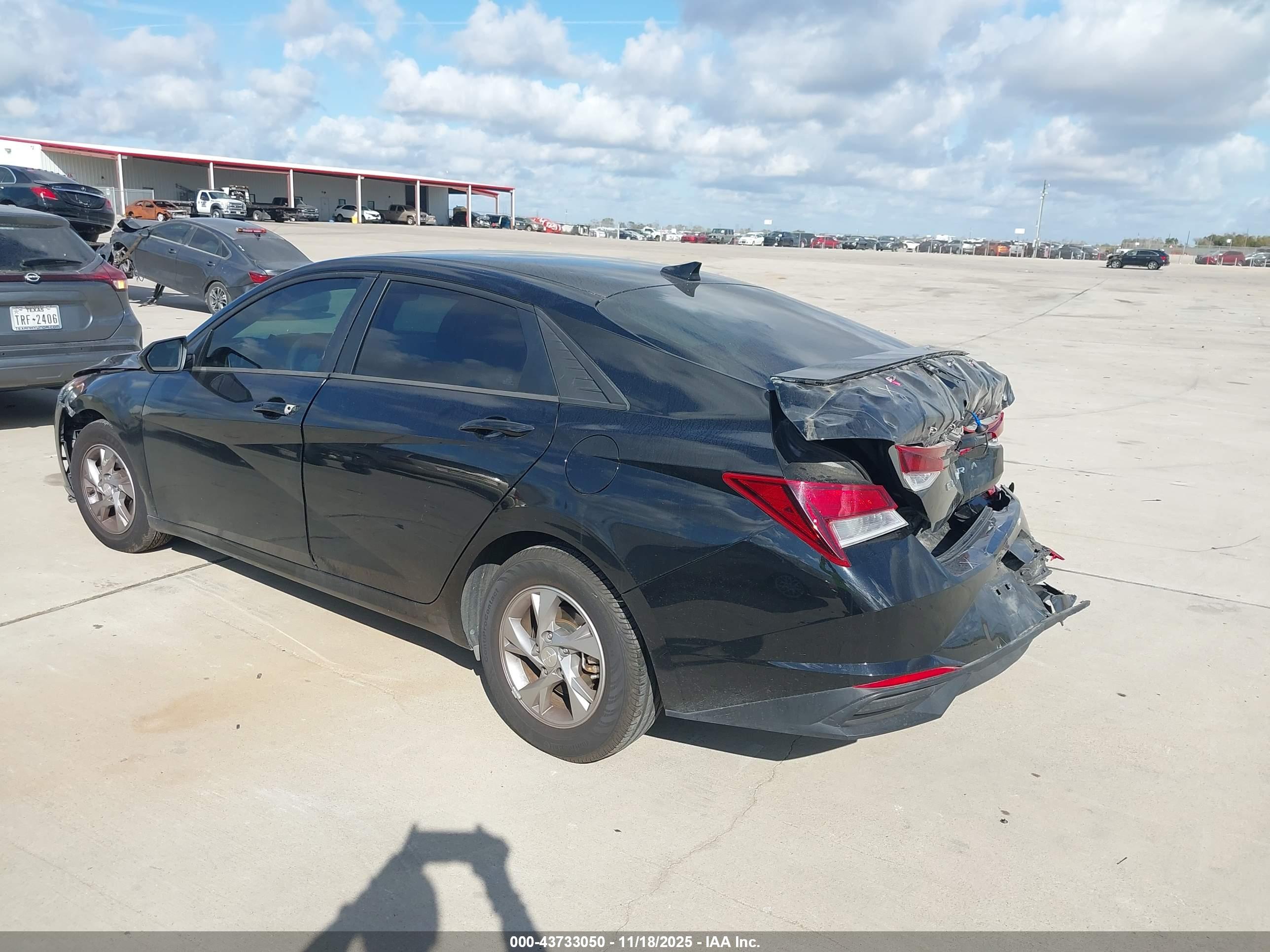 HYUNDAI ELANTRA image 3