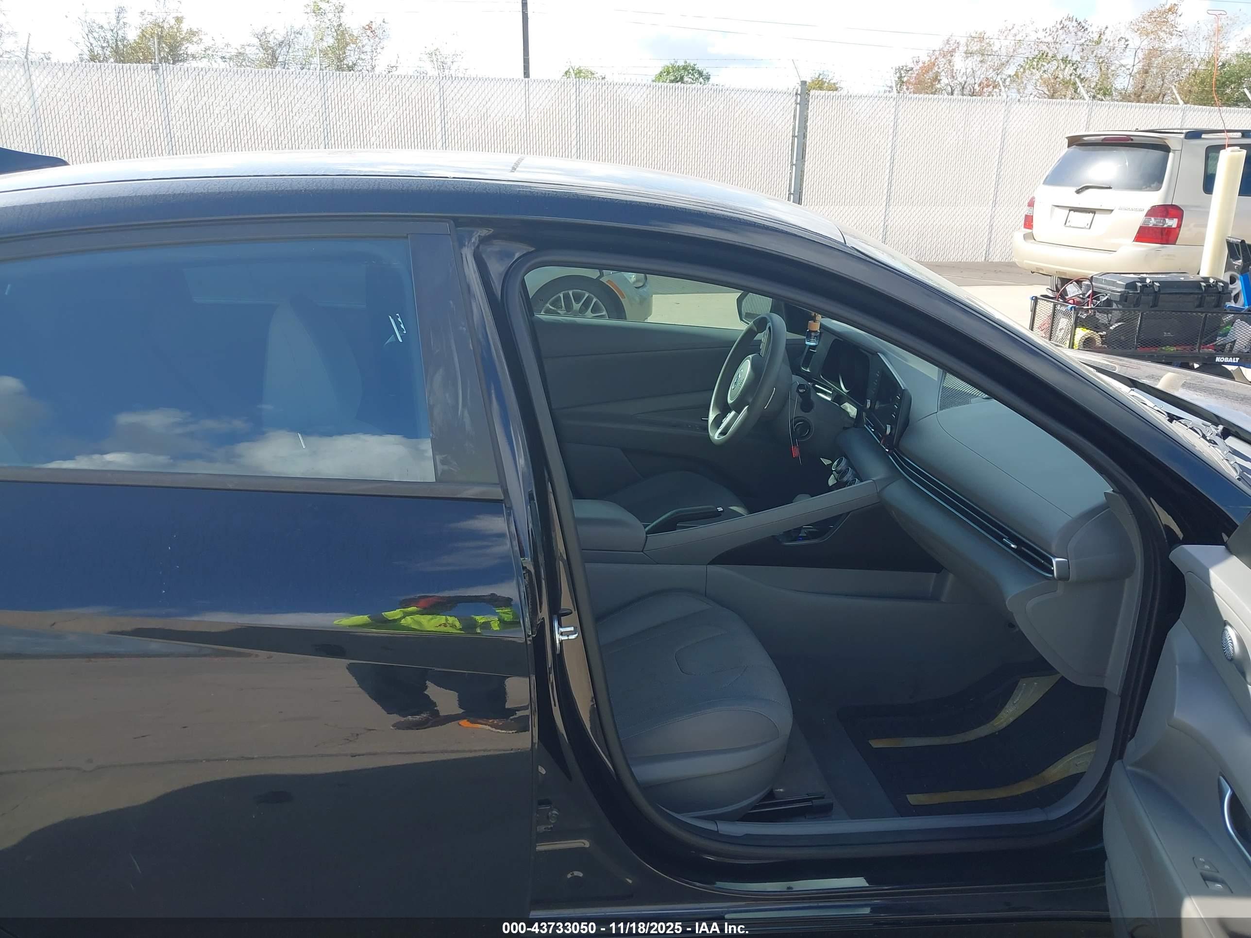 HYUNDAI ELANTRA image 5