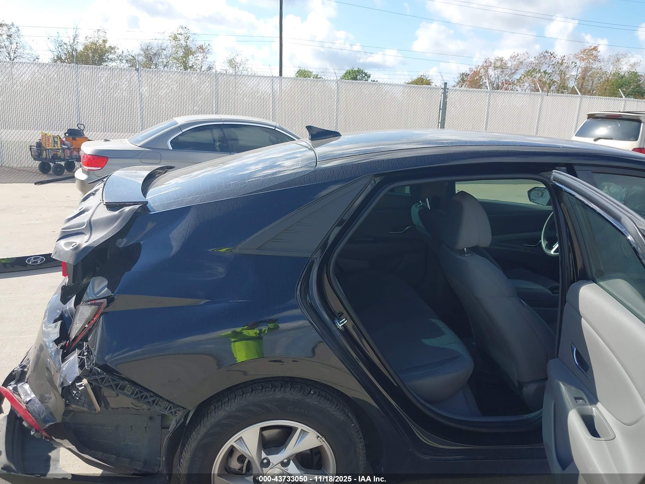 HYUNDAI ELANTRA image 8