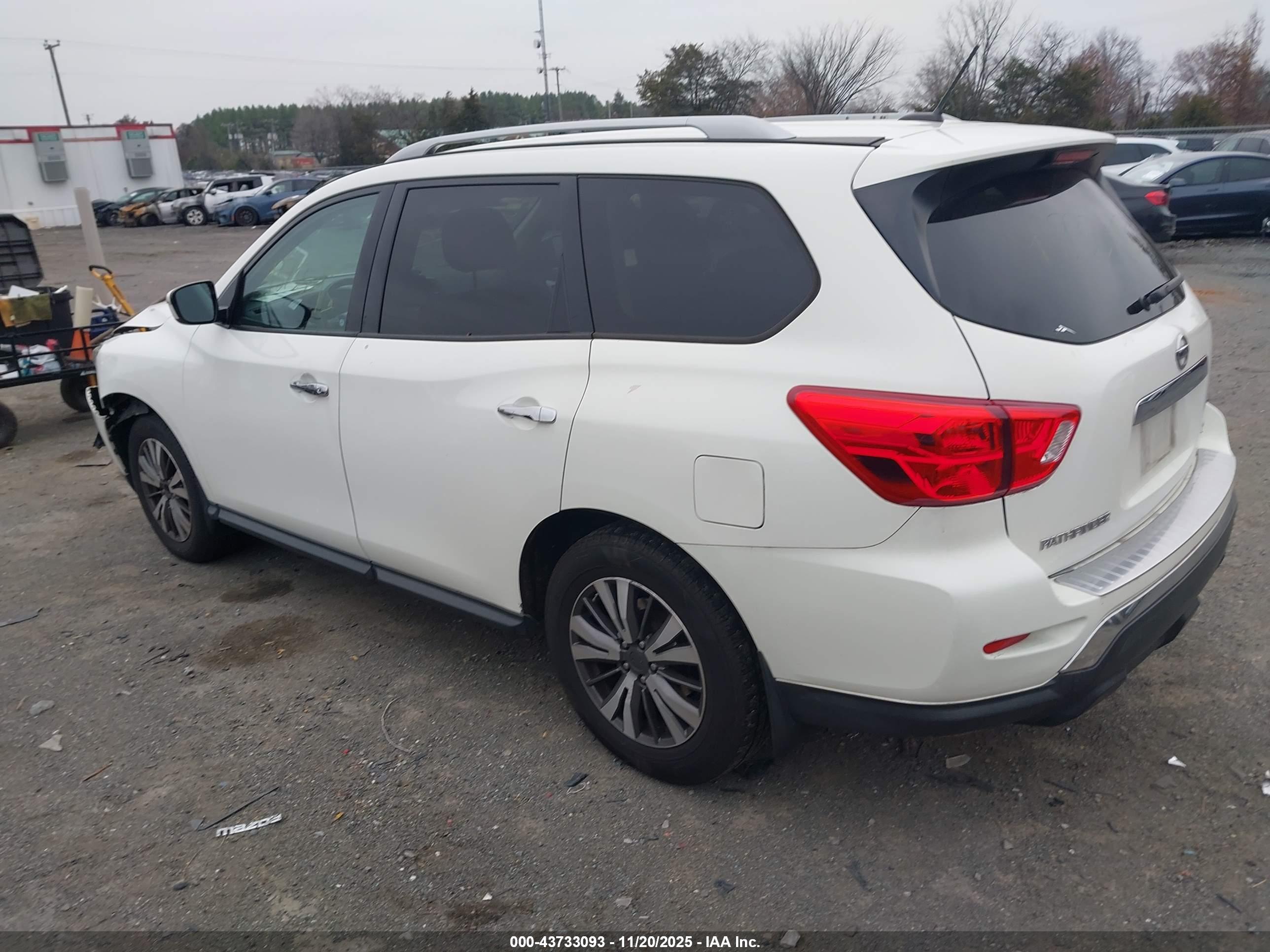 NISSAN PATHFINDER image 3