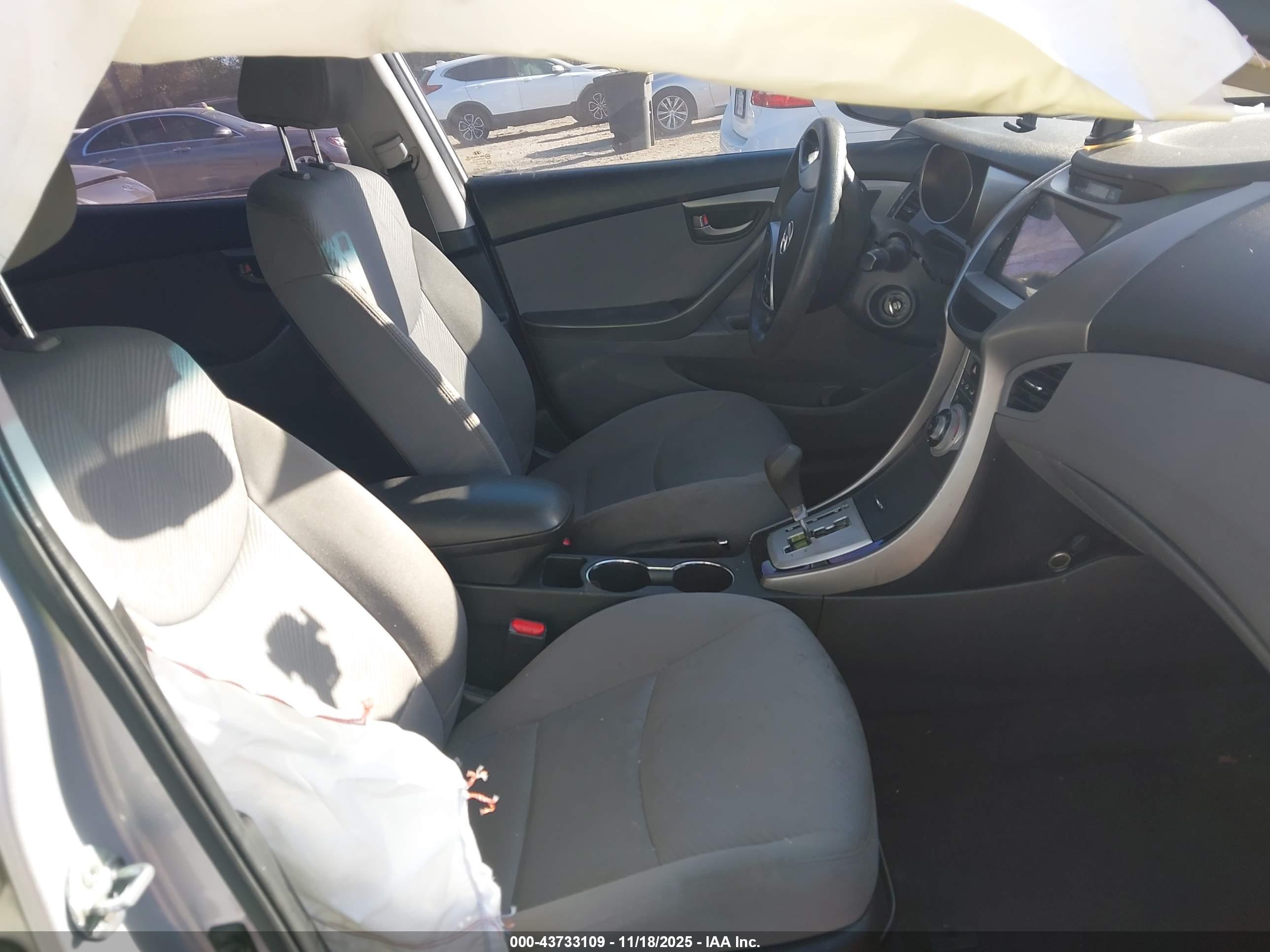 HYUNDAI ELANTRA image 5