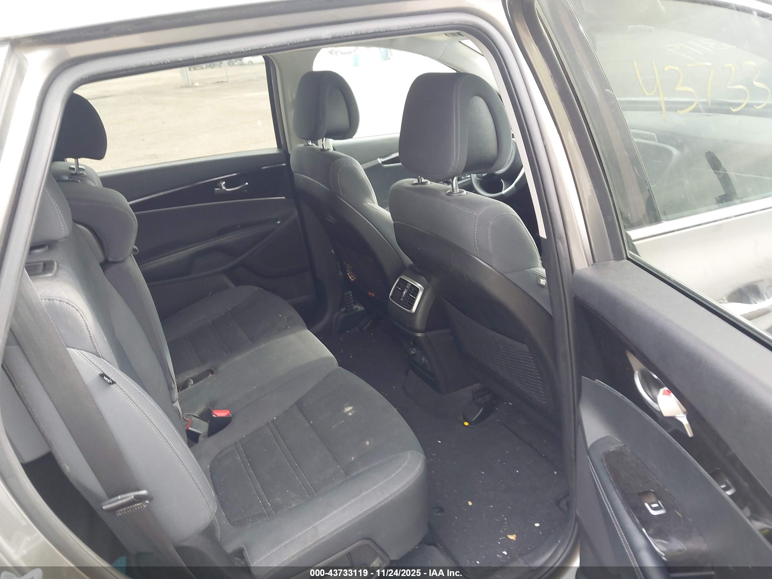 KIA SORENTO image 8