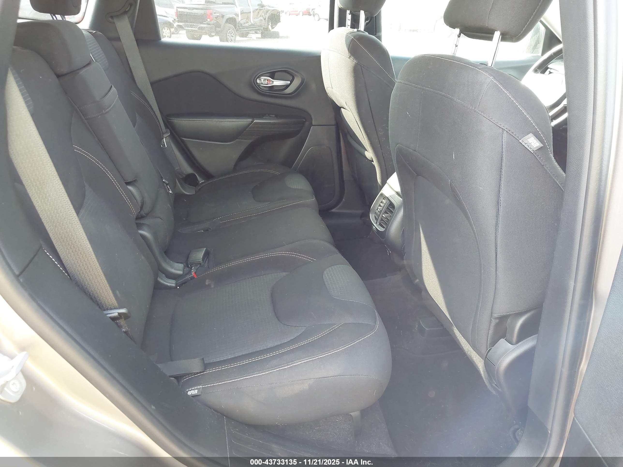 JEEP CHEROKEE image 8