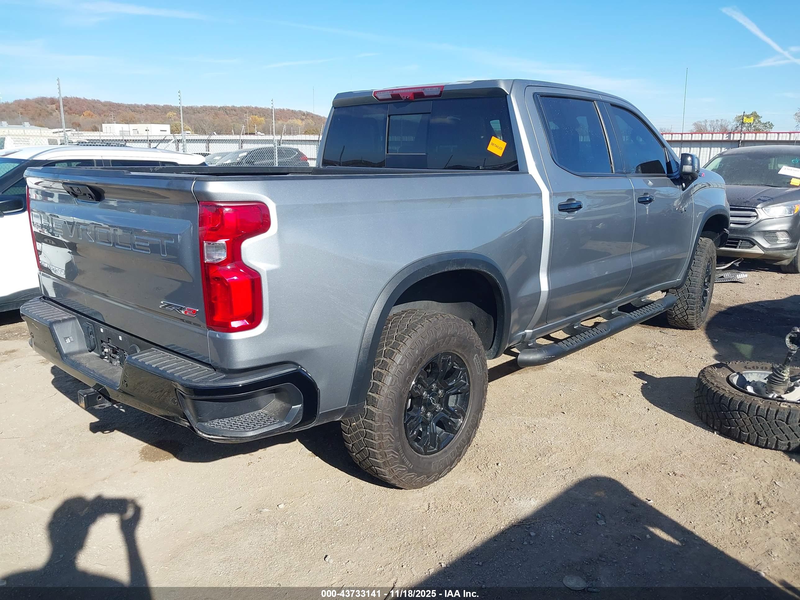 CHEVROLET SILVERADO image 4