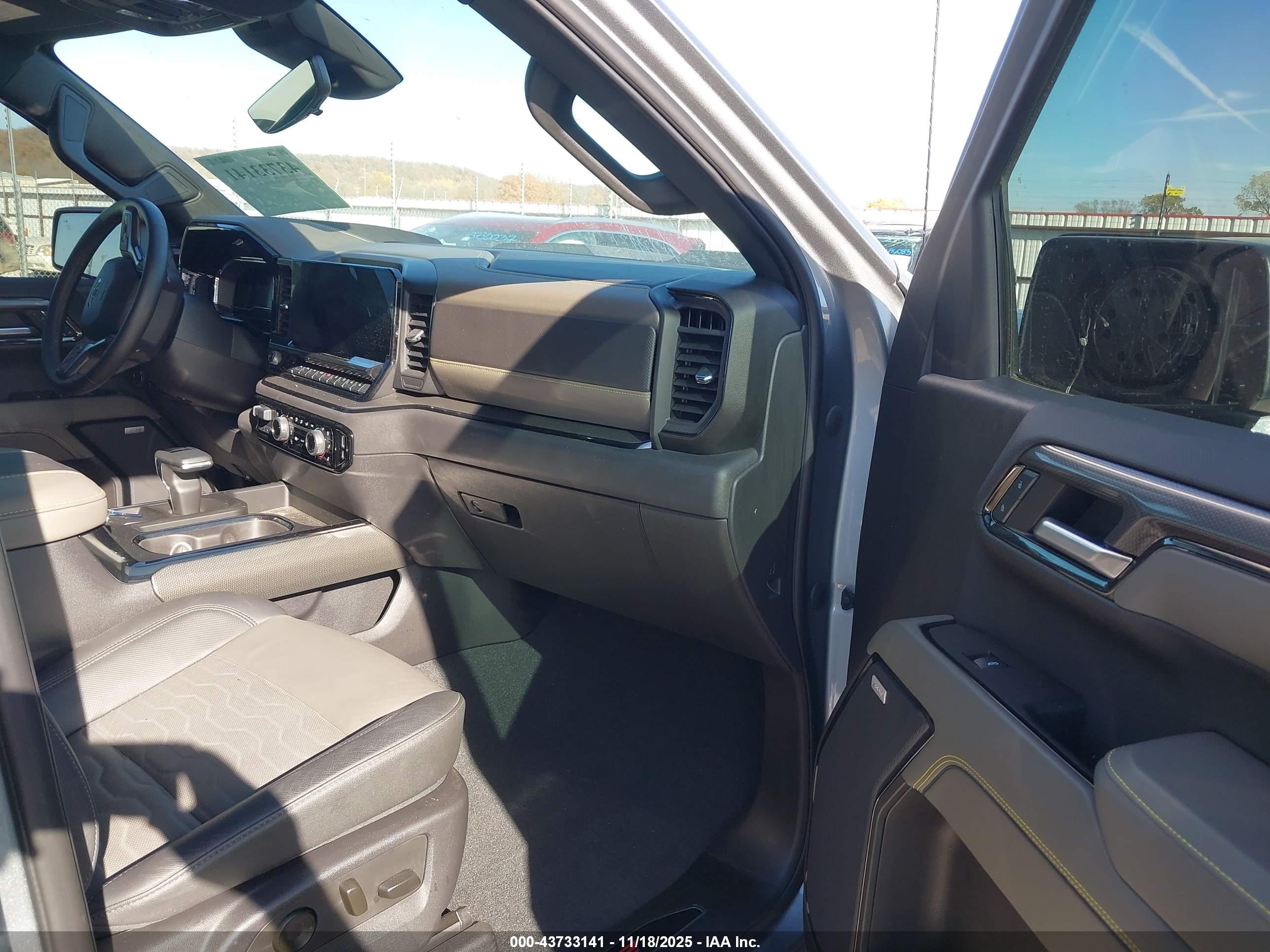 CHEVROLET SILVERADO image 5