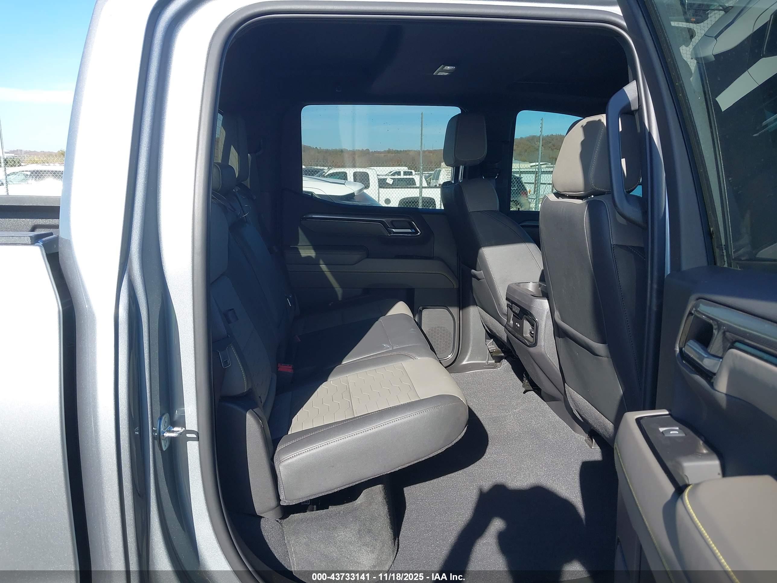 CHEVROLET SILVERADO image 8