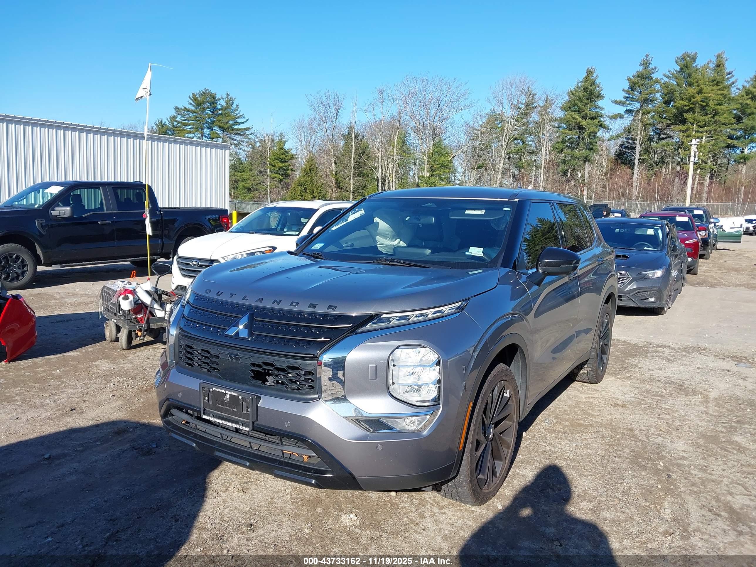 MITSUBISHI OUTLANDER image 2