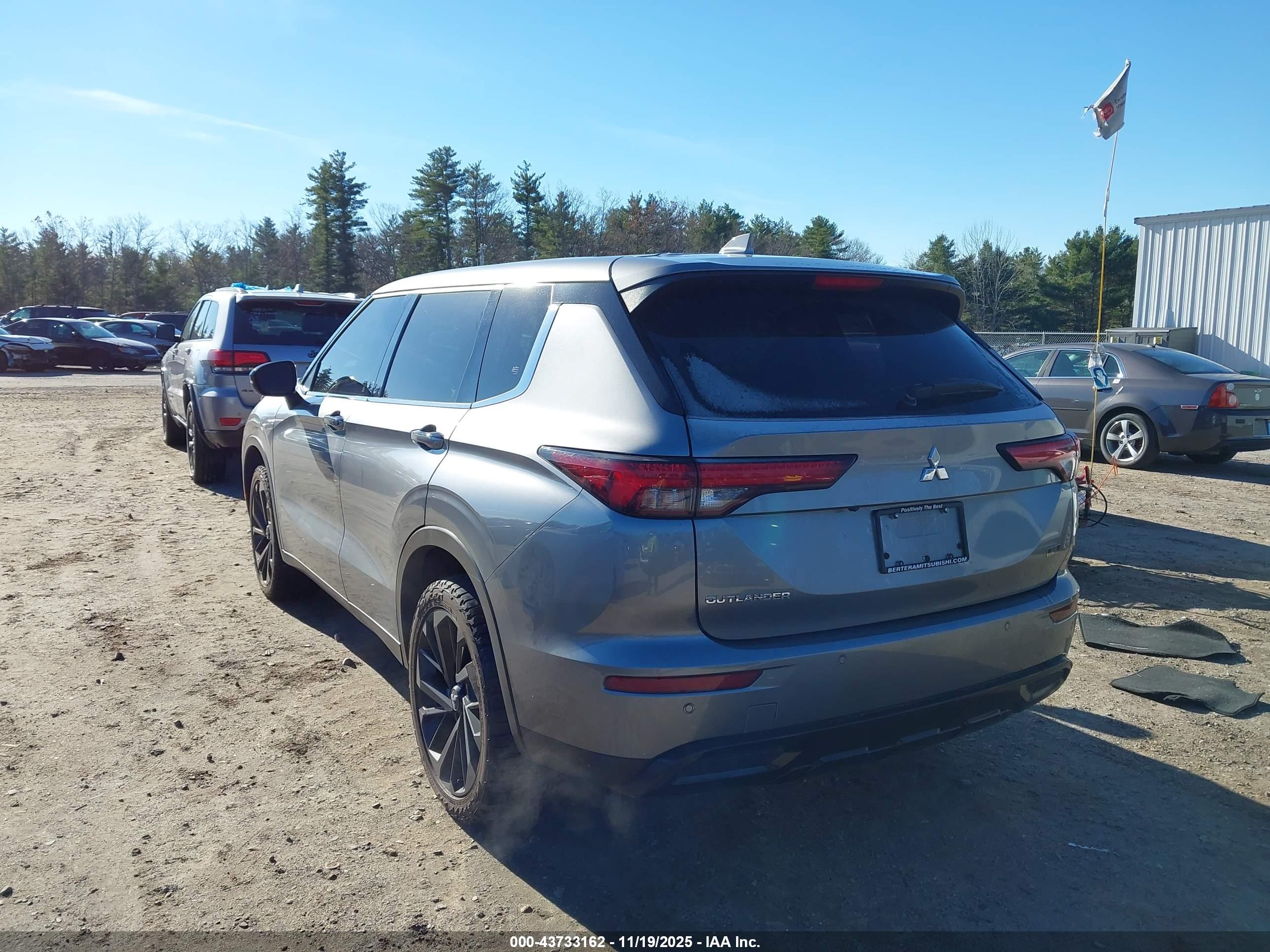 MITSUBISHI OUTLANDER image 3