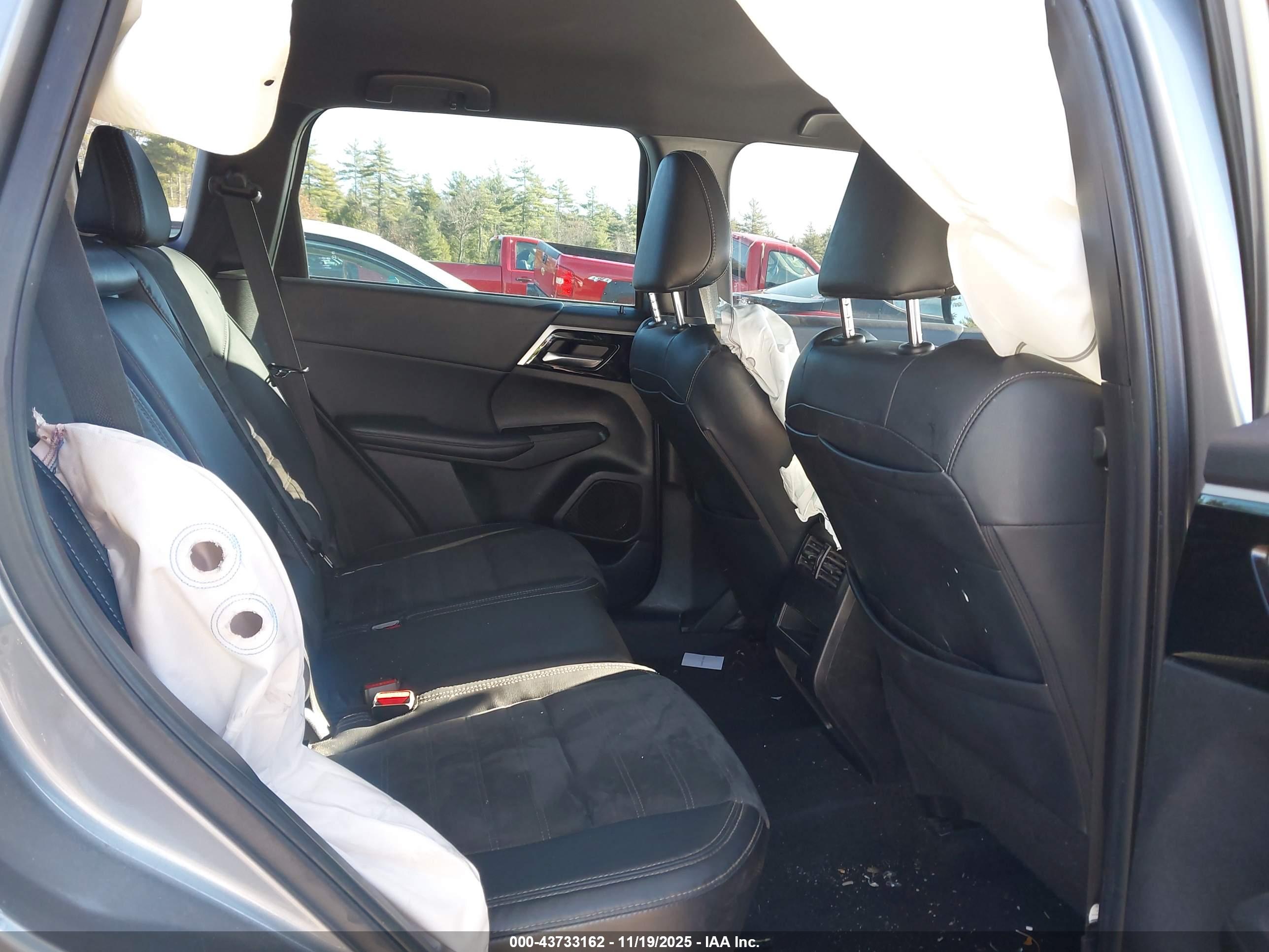 MITSUBISHI OUTLANDER image 8