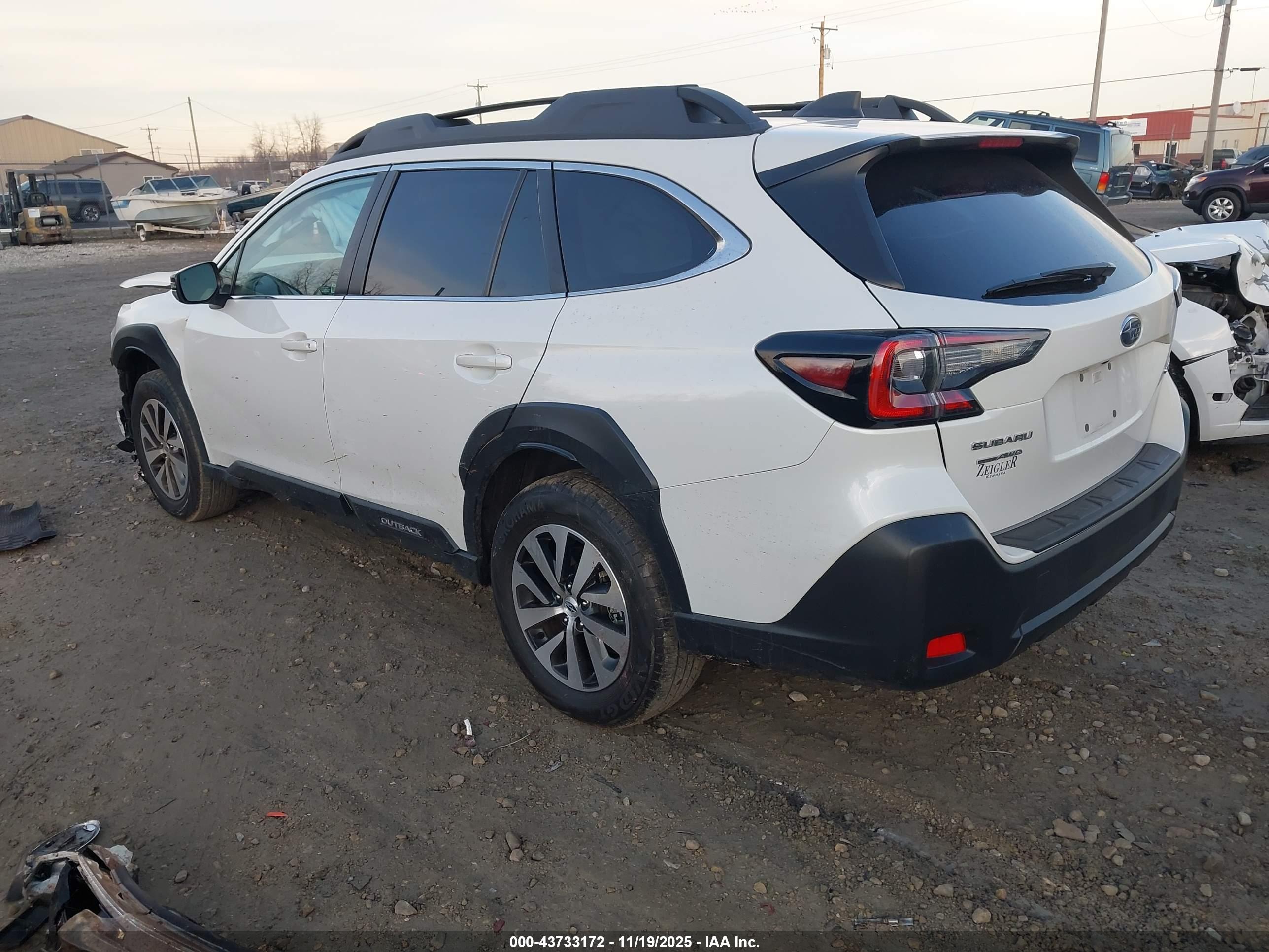 SUBARU OUTBACK image 3