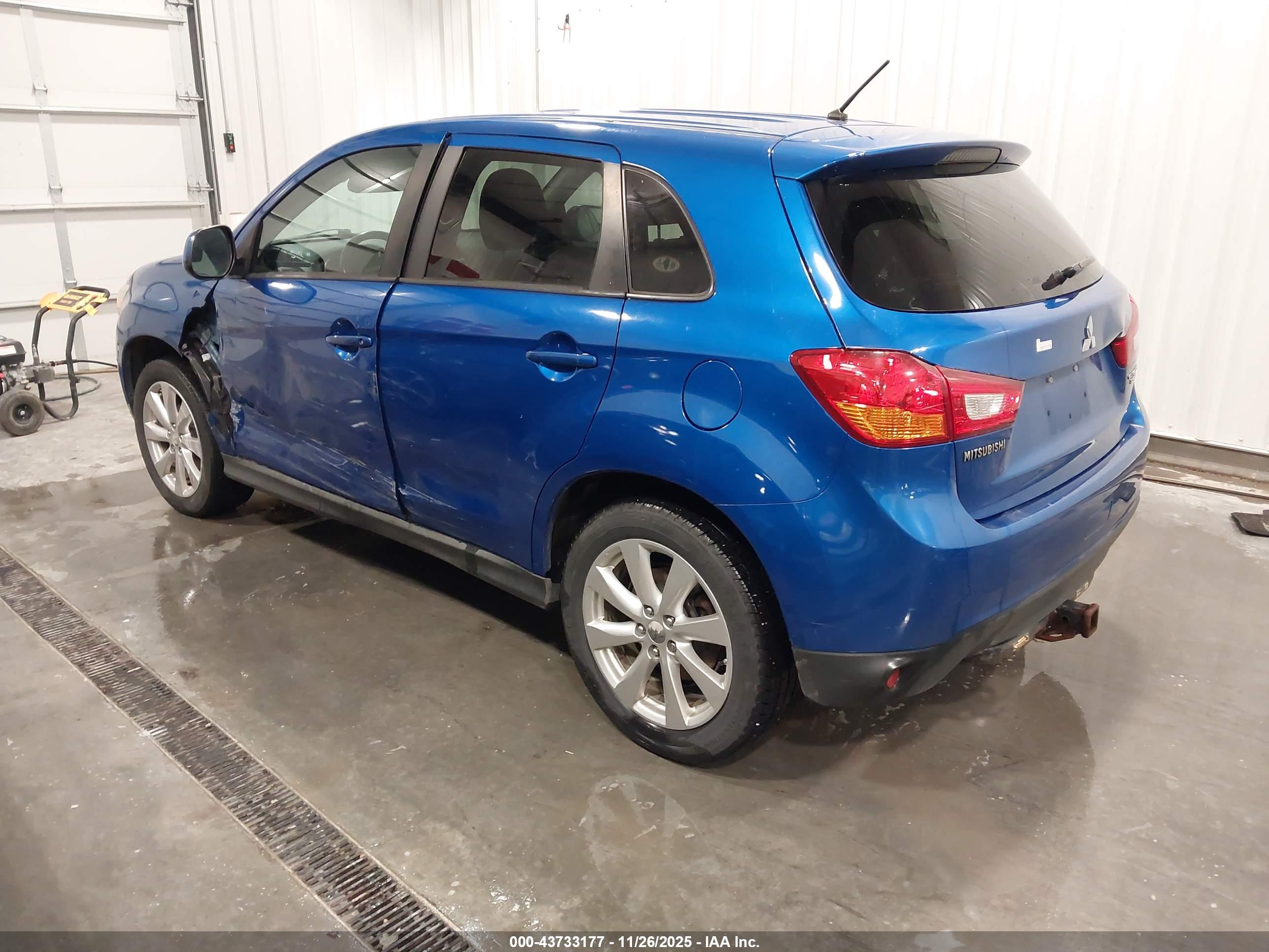 MITSUBISHI OUTLANDER image 3