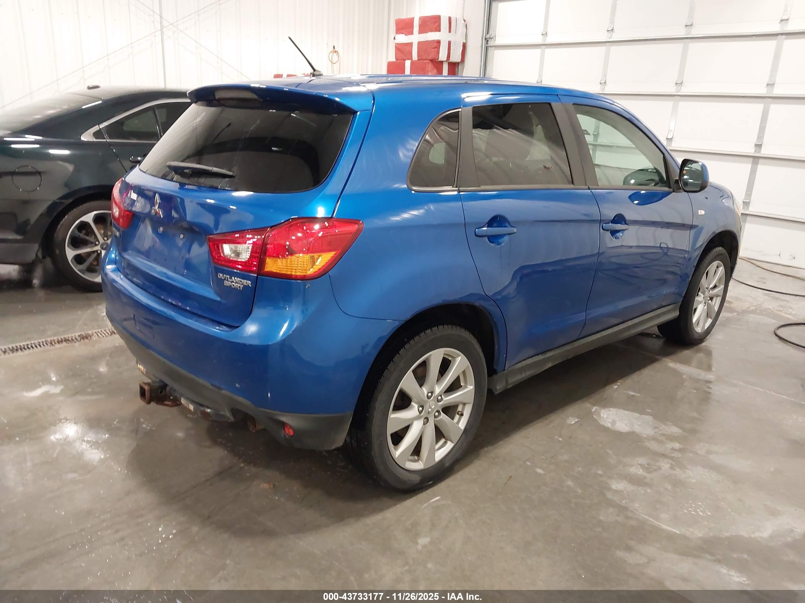 MITSUBISHI OUTLANDER image 4