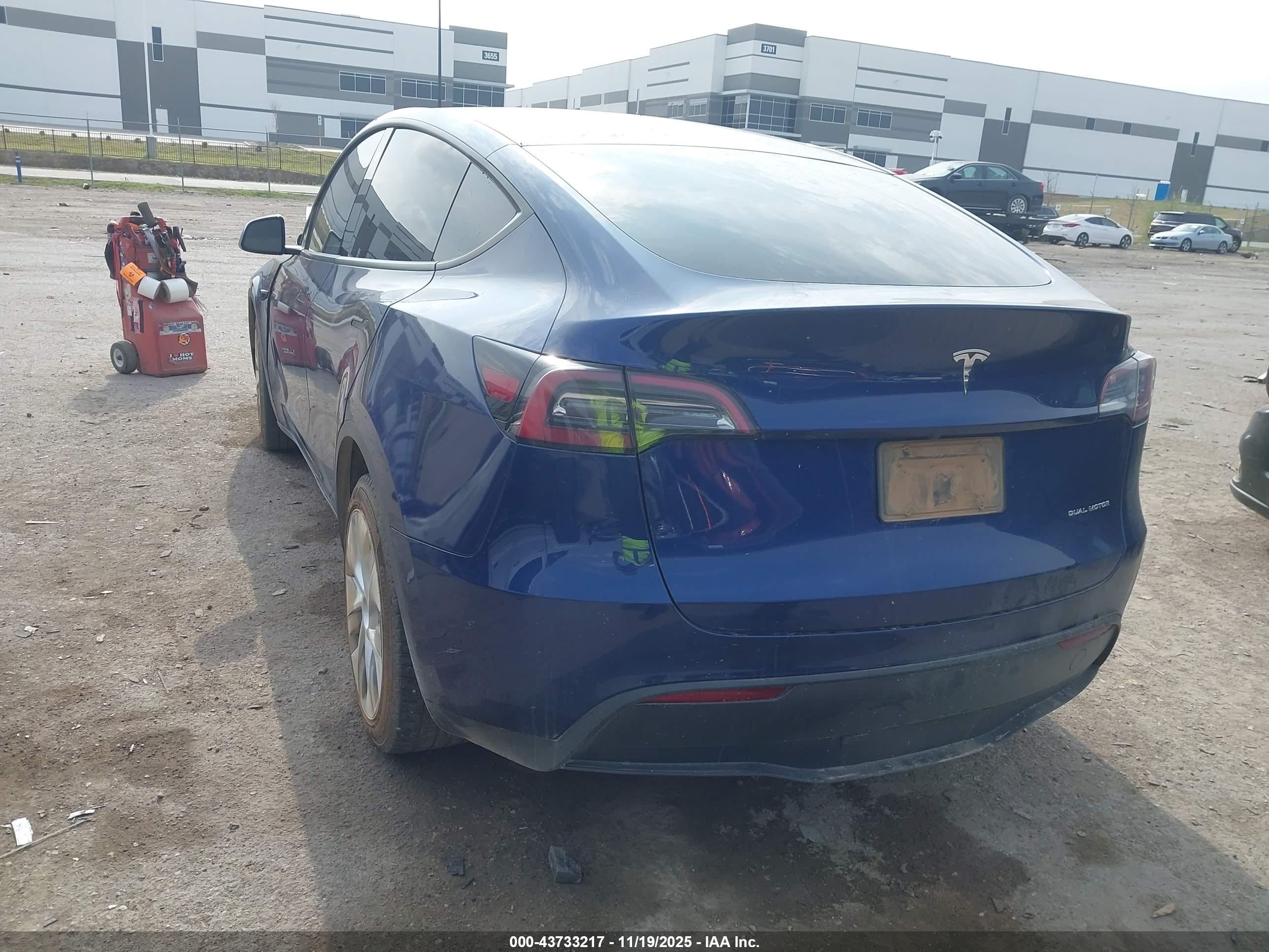 TESLA MODEL image 3