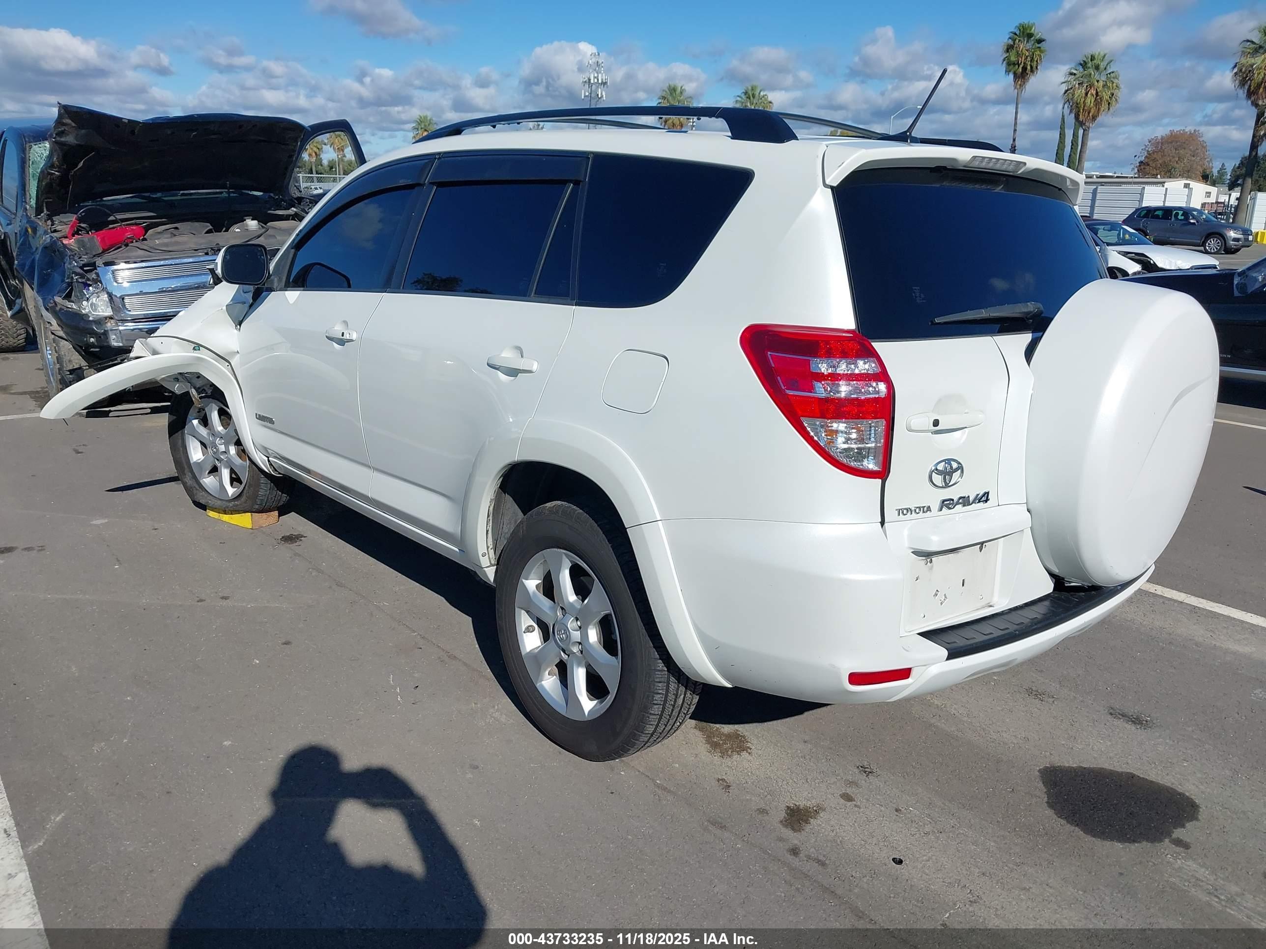 TOYOTA RAV4 image 3