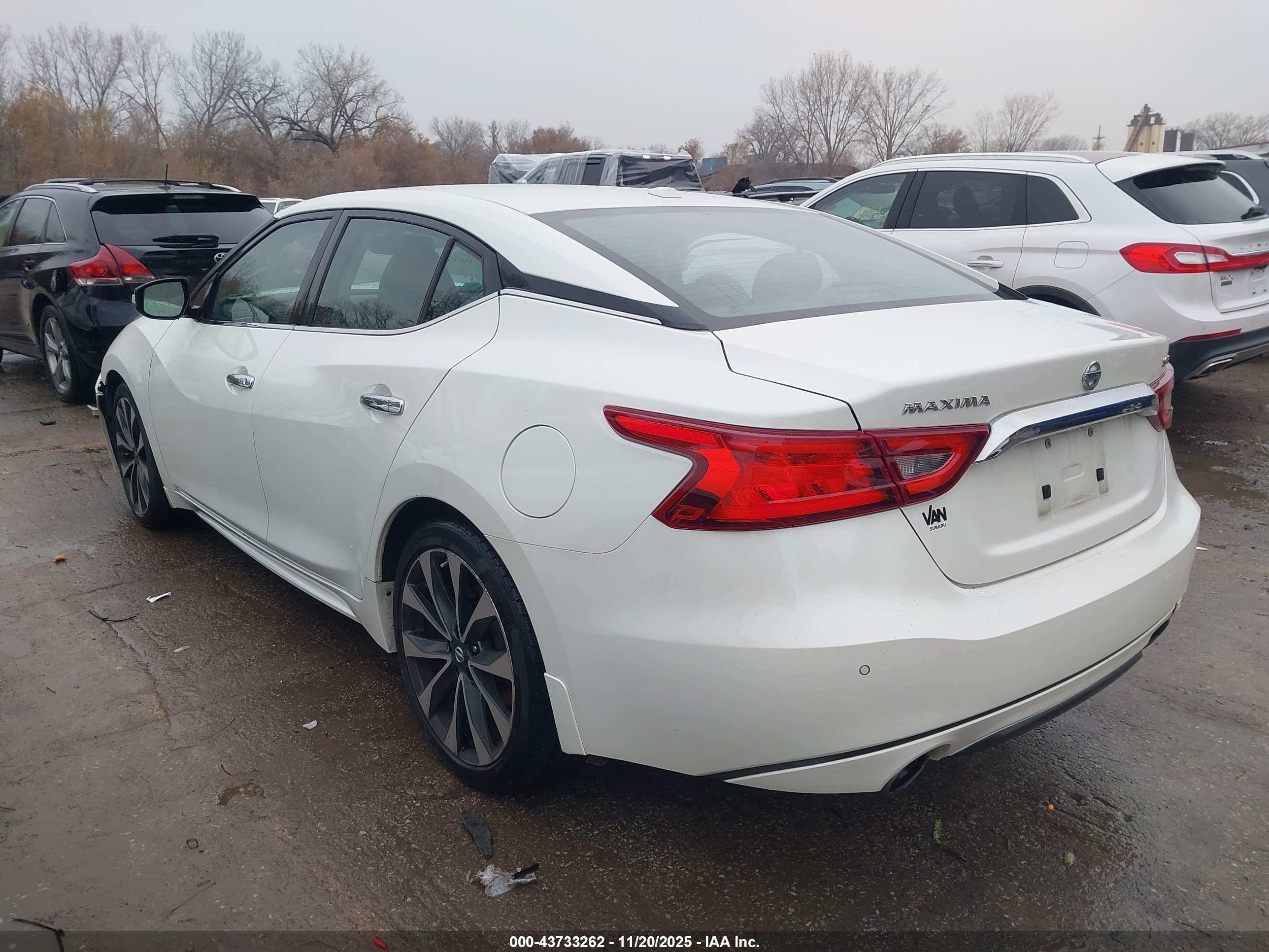 NISSAN MAXIMA image 3