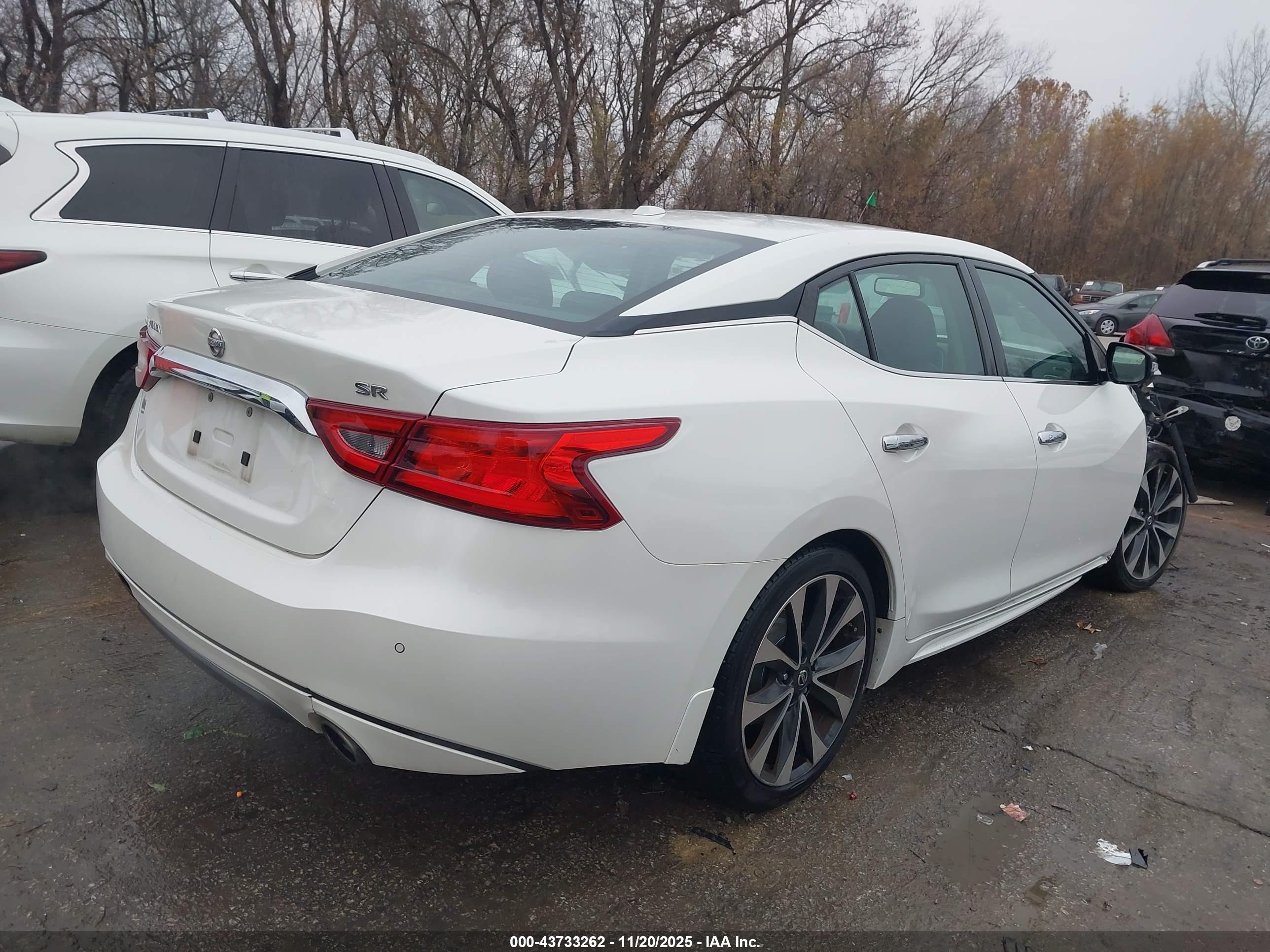 NISSAN MAXIMA image 4