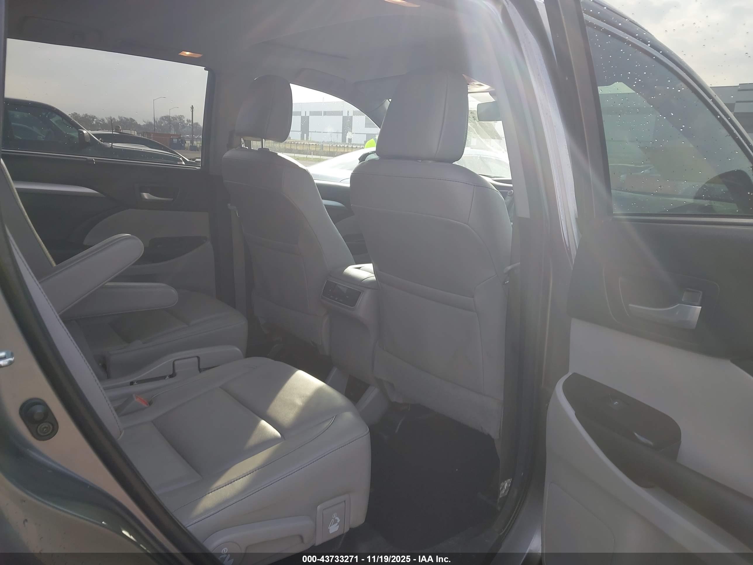 TOYOTA HIGHLANDER image 8