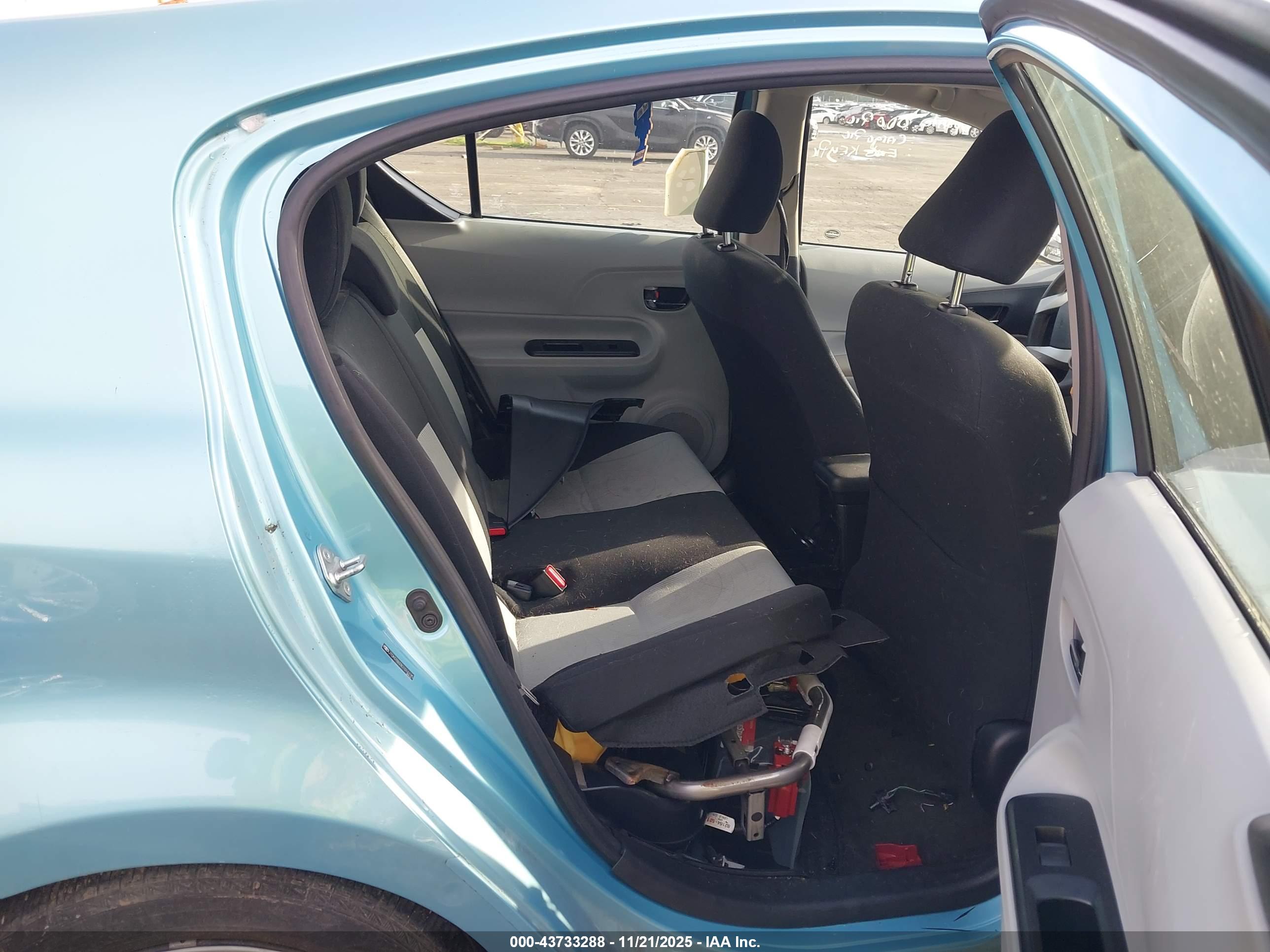 TOYOTA PRIUS image 8