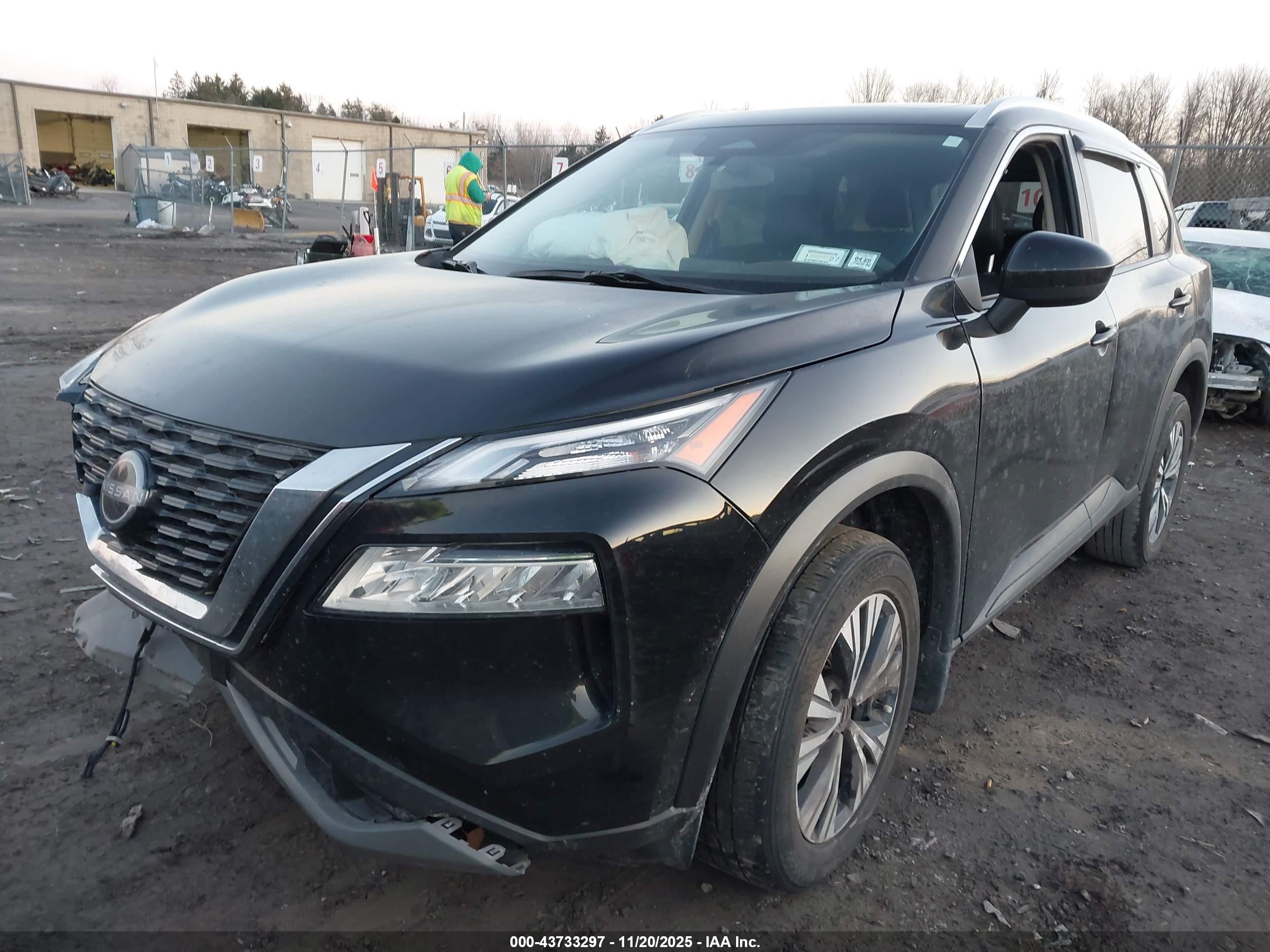 NISSAN ROGUE image 2