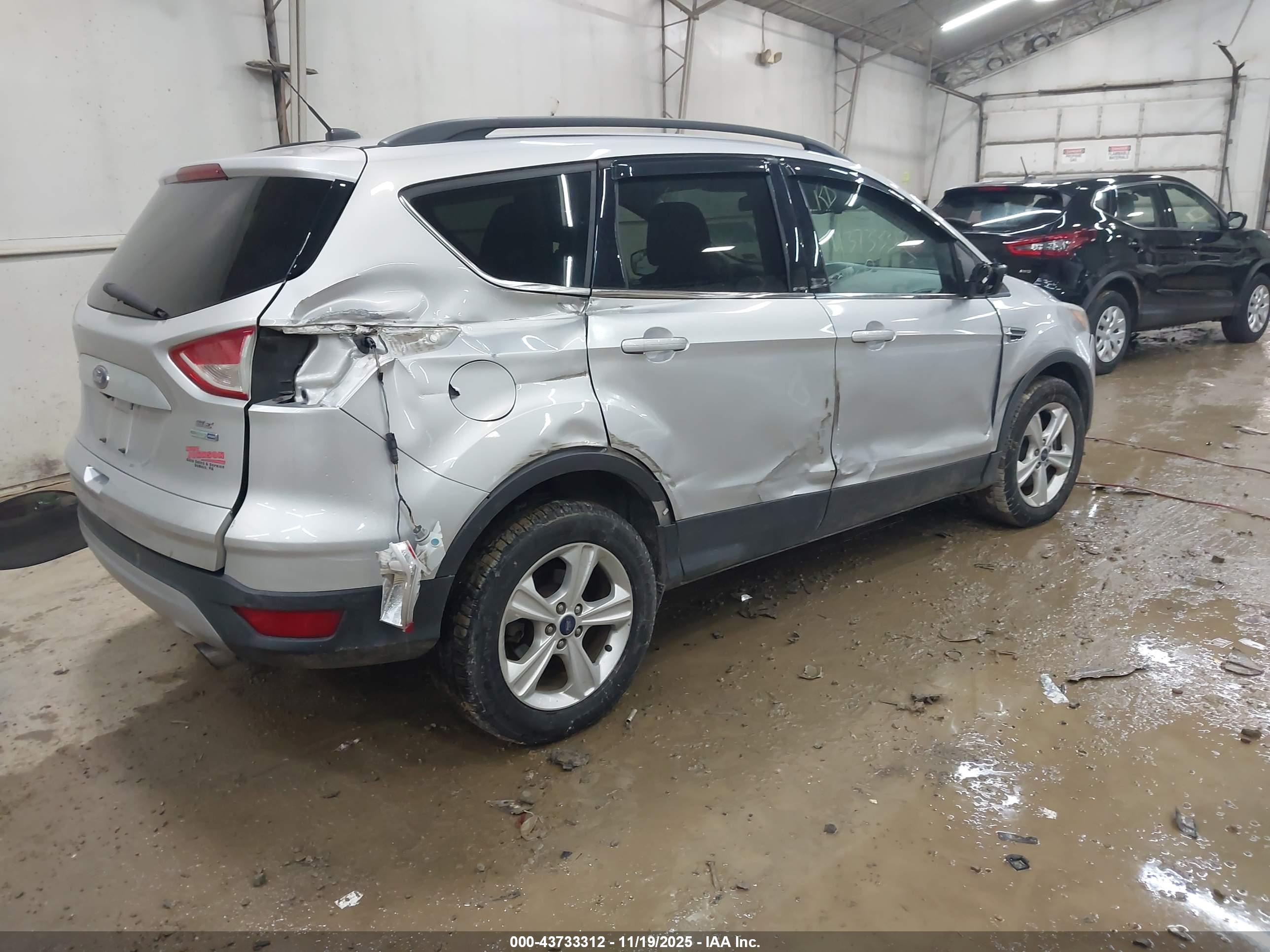FORD ESCAPE image 4