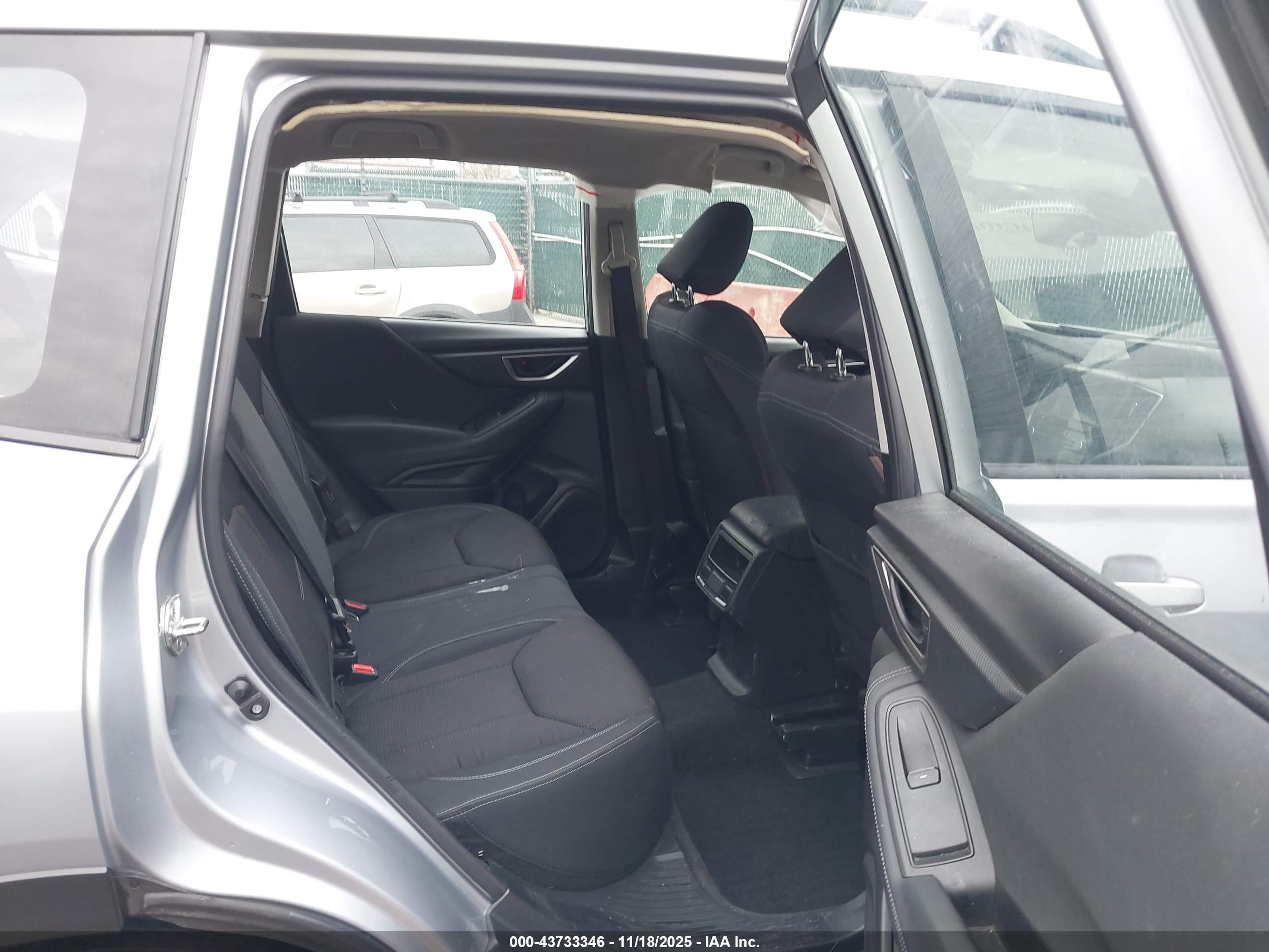 SUBARU FORESTER image 8