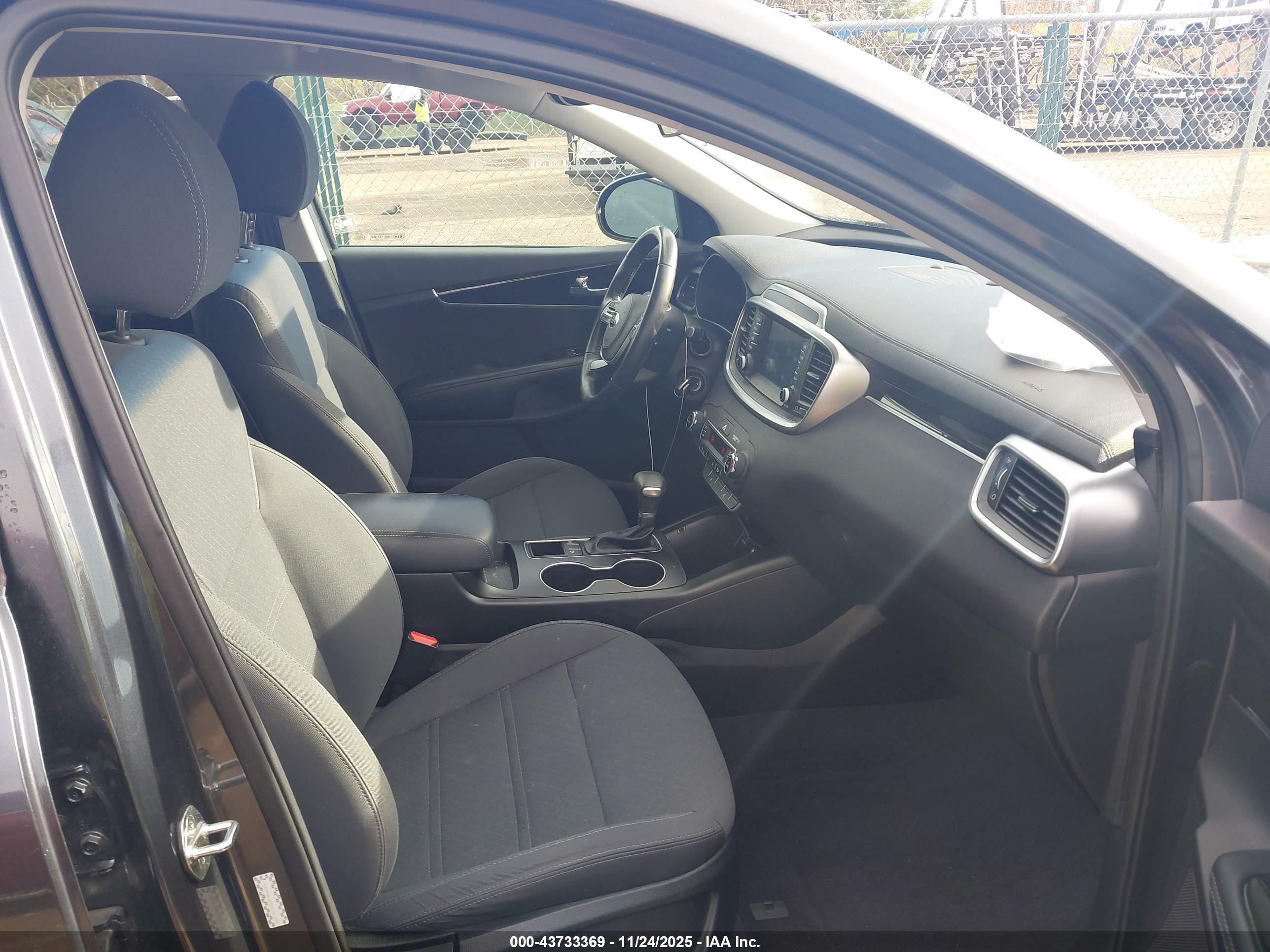 KIA SORENTO image 5