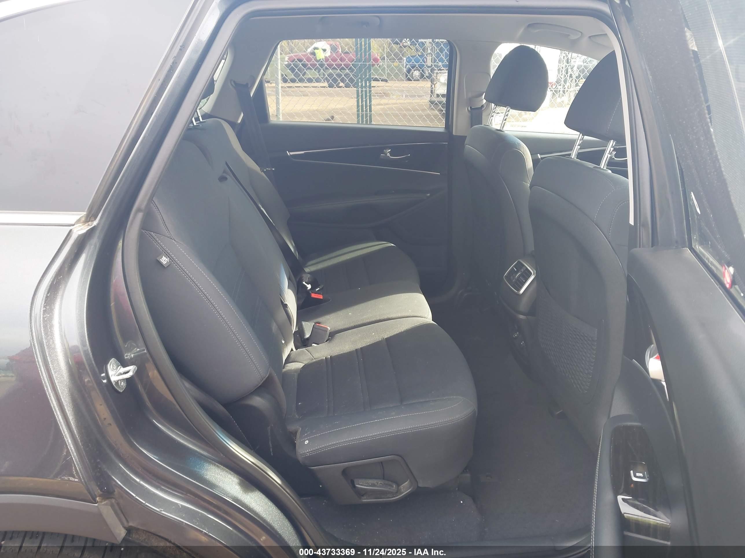 KIA SORENTO image 8