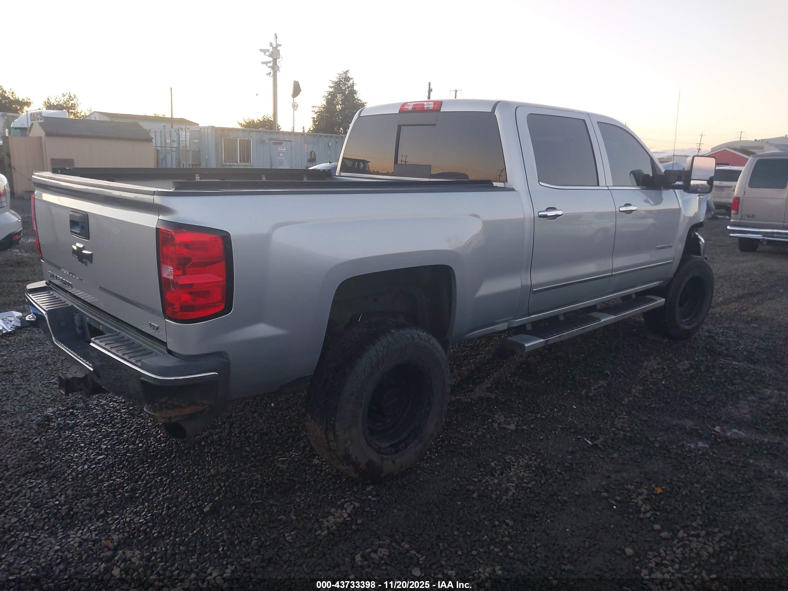 CHEVROLET SILVERADO image 4
