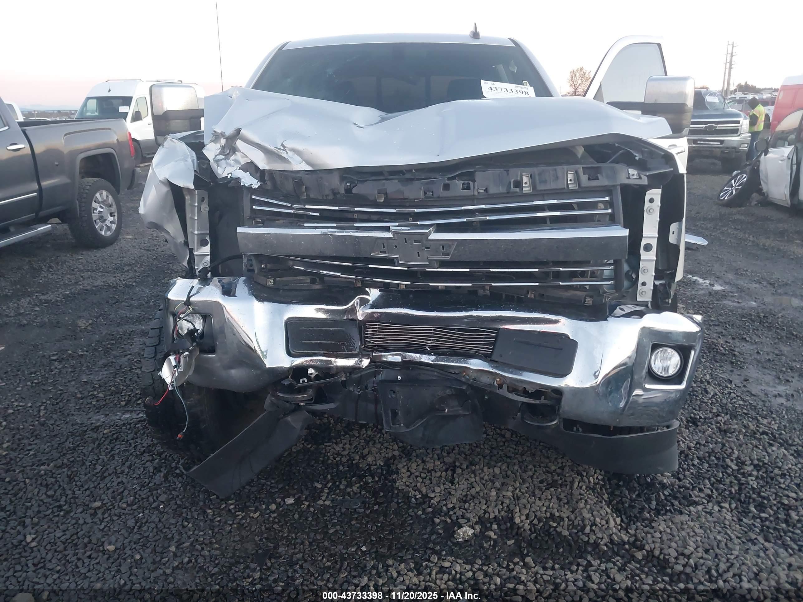 CHEVROLET SILVERADO image 6