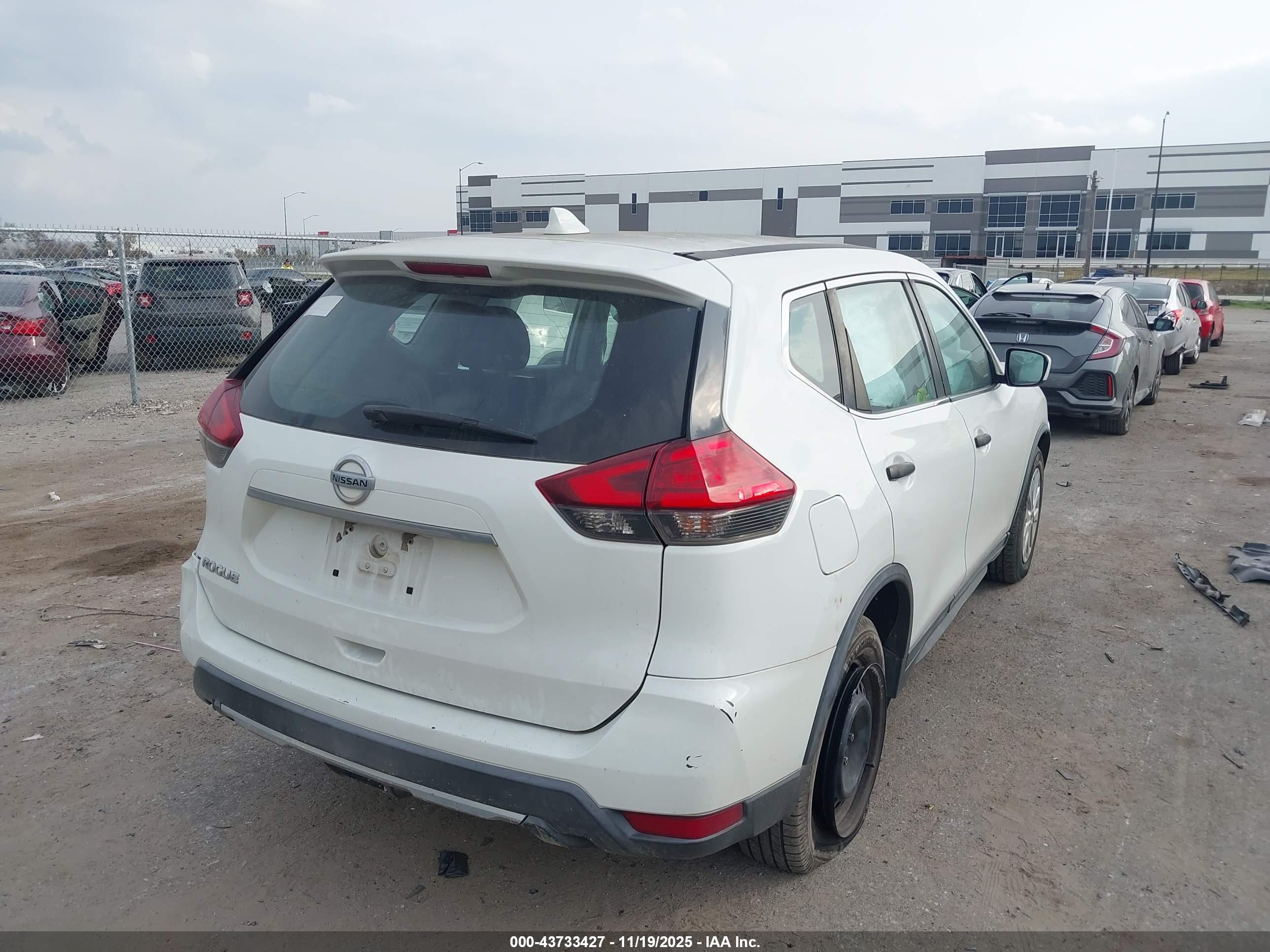 NISSAN ROGUE image 4