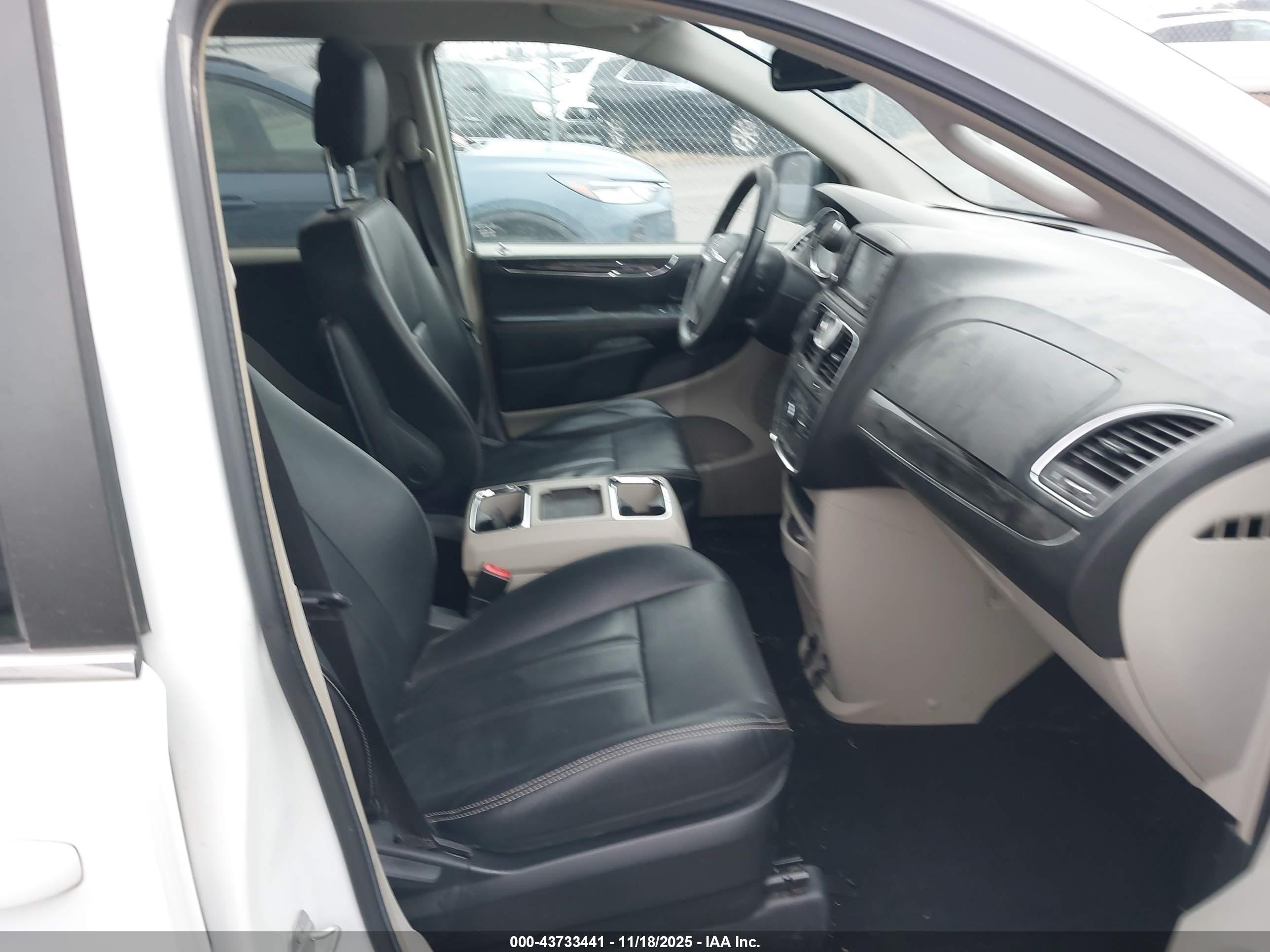 CHRYSLER TOWN image 5