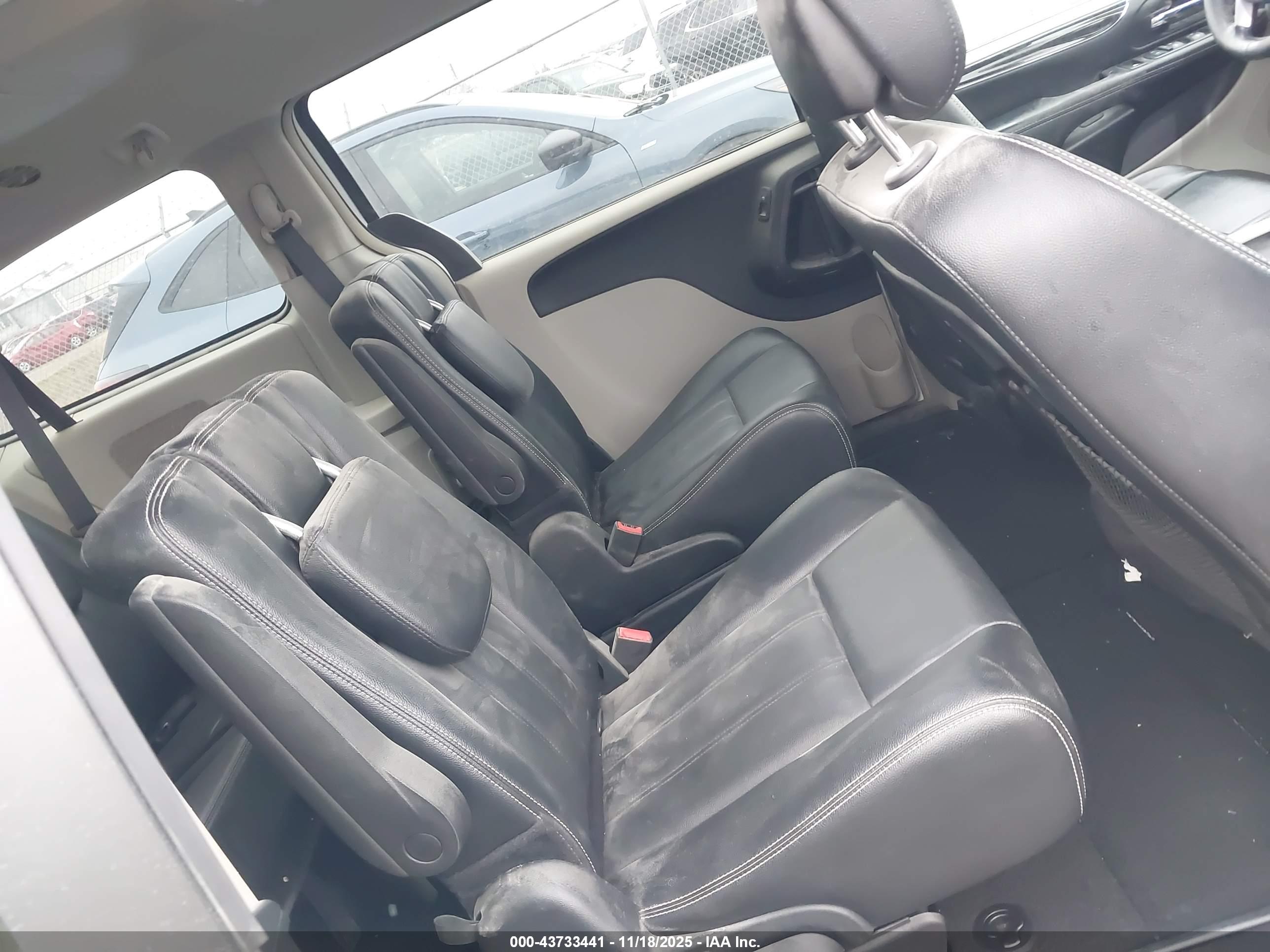 CHRYSLER TOWN image 8
