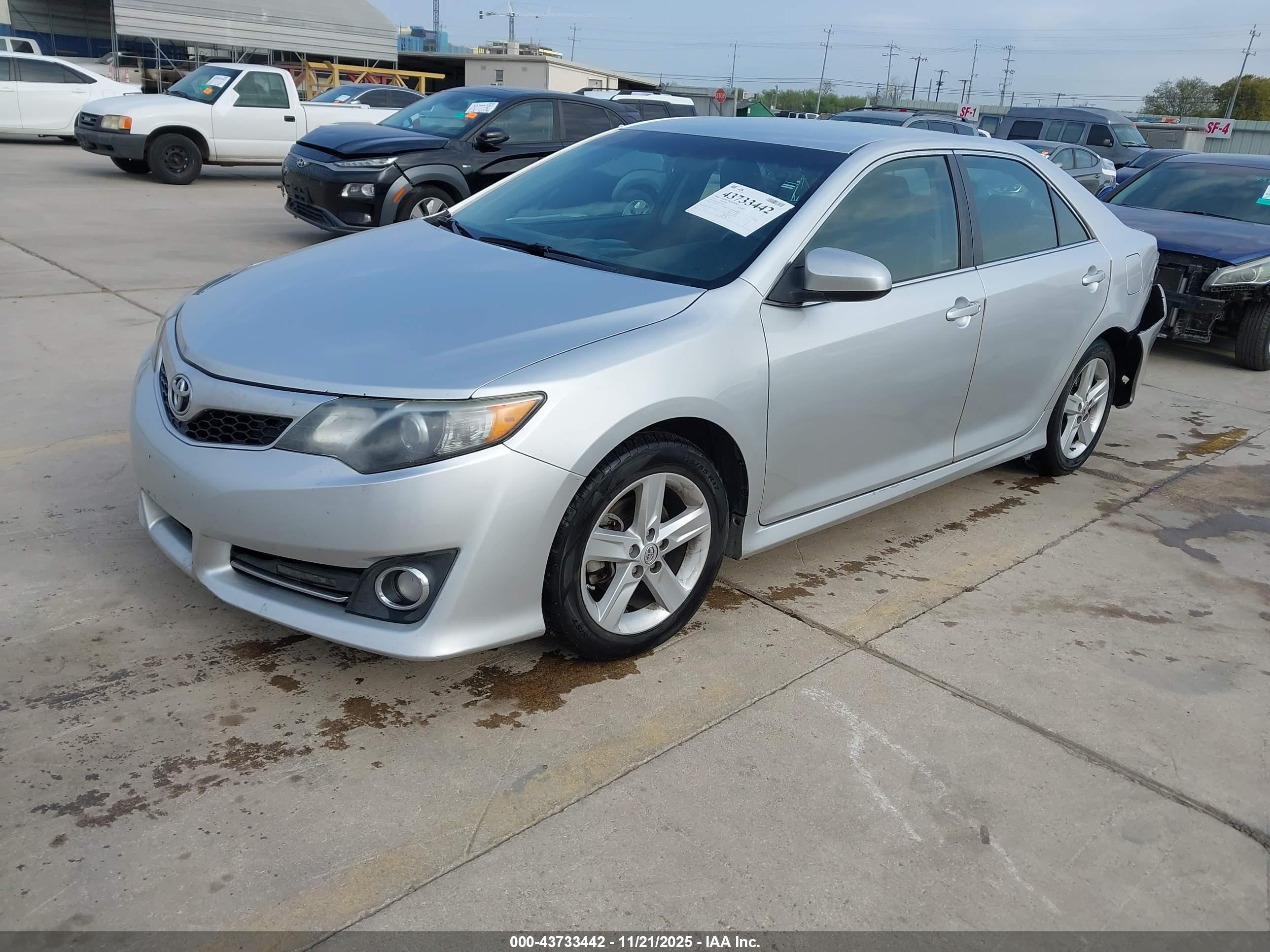 TOYOTA CAMRY image 2