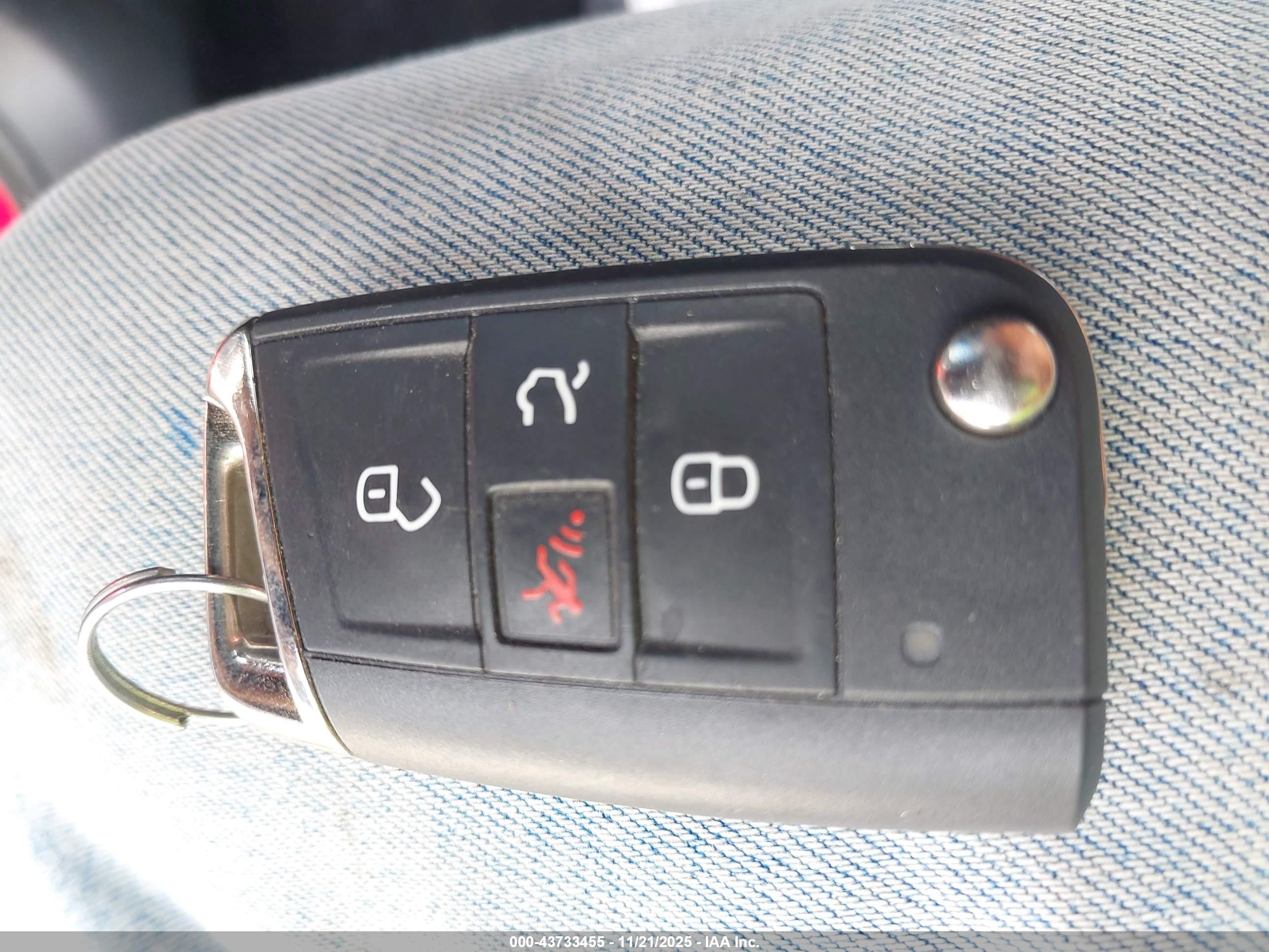 VOLKSWAGEN GOLF image 11