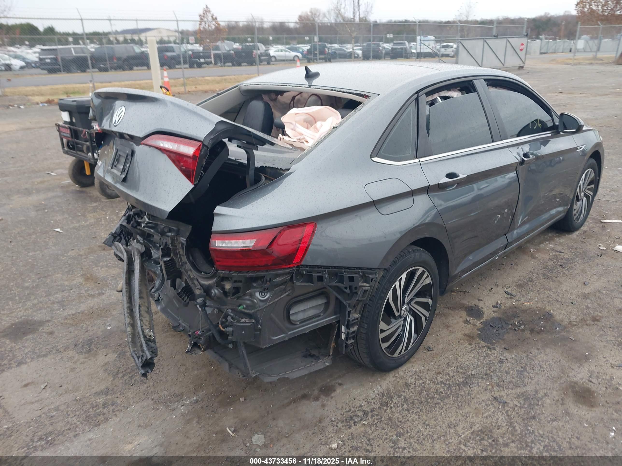 VOLKSWAGEN JETTA image 4