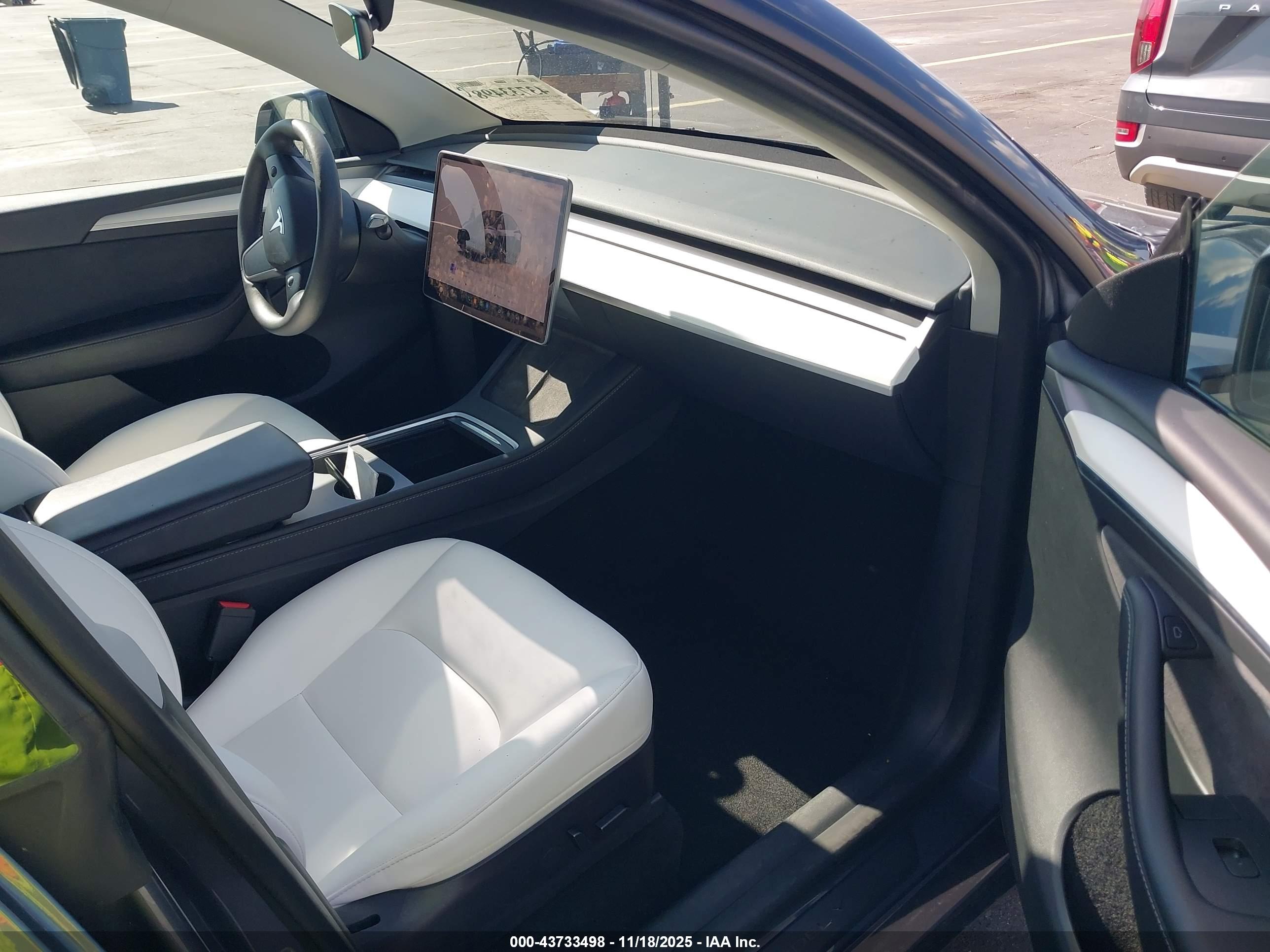 TESLA MODEL image 5