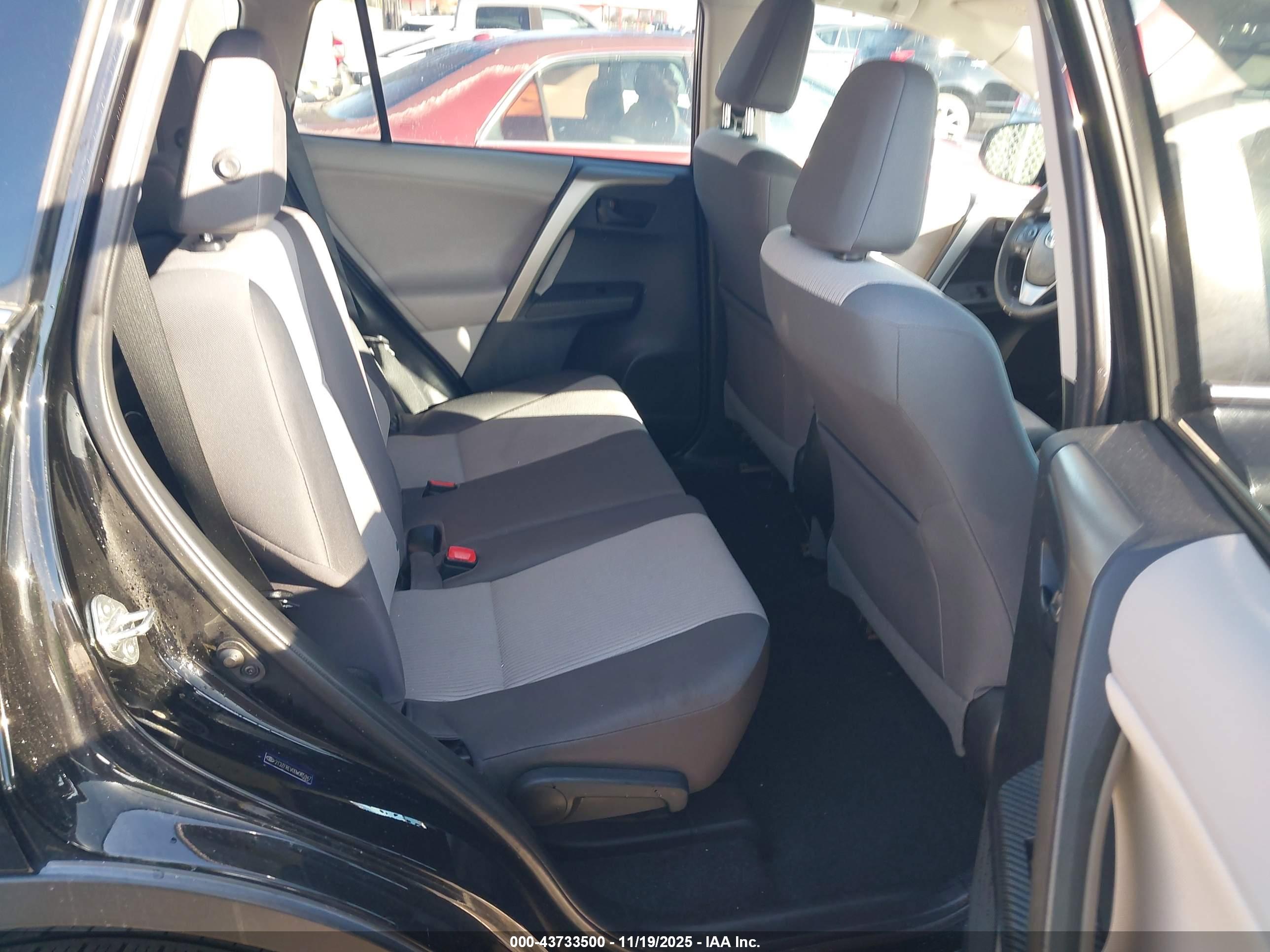 TOYOTA RAV4 image 8