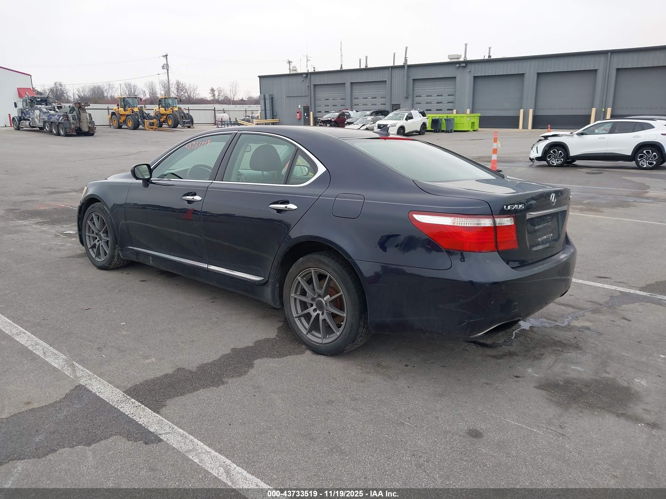 LEXUS LS image 3