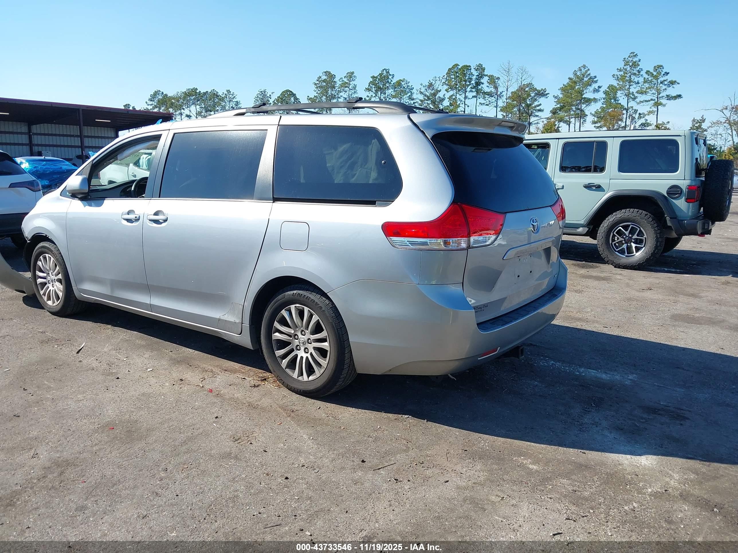 TOYOTA SIENNA image 3