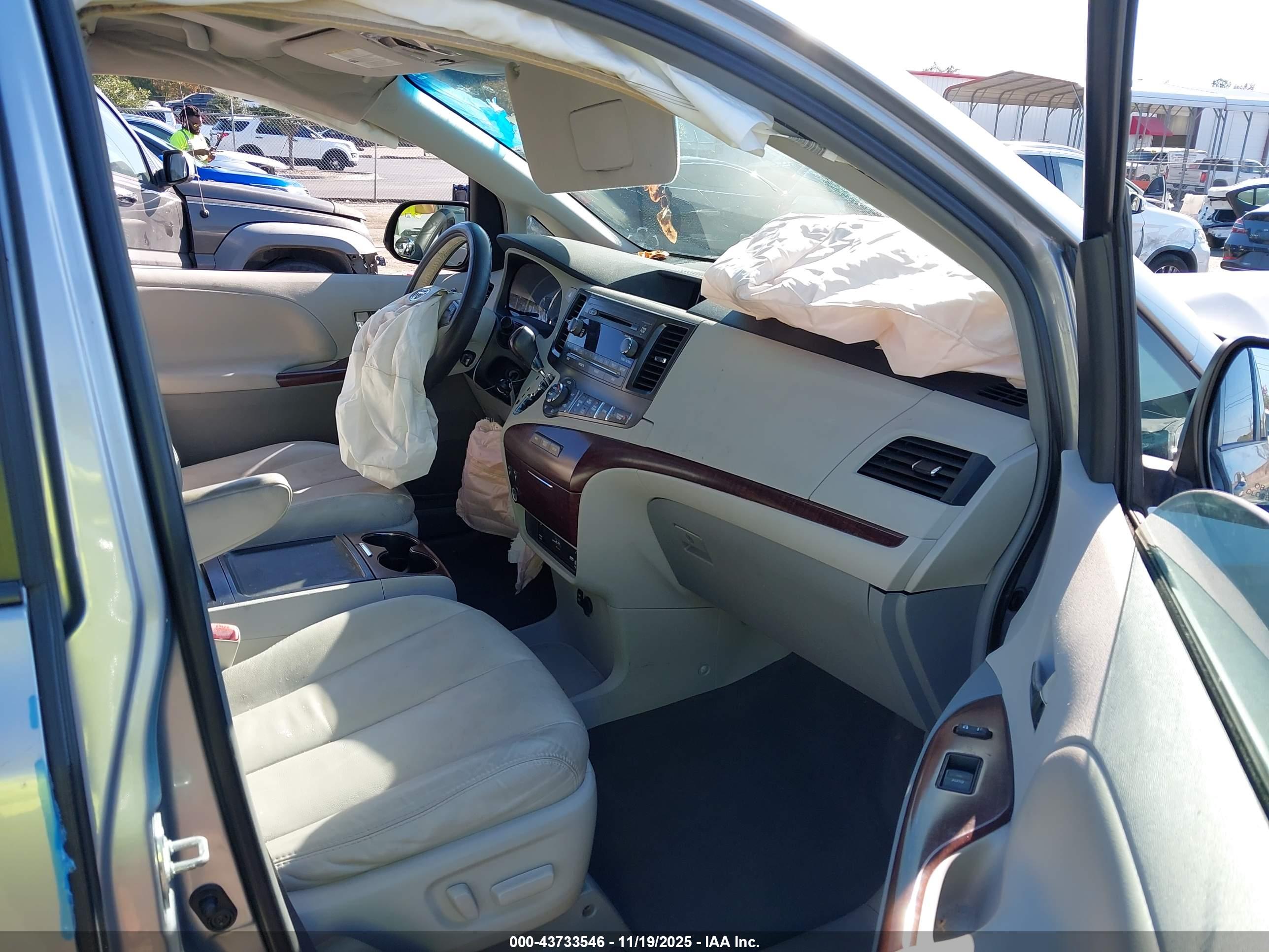 TOYOTA SIENNA image 5