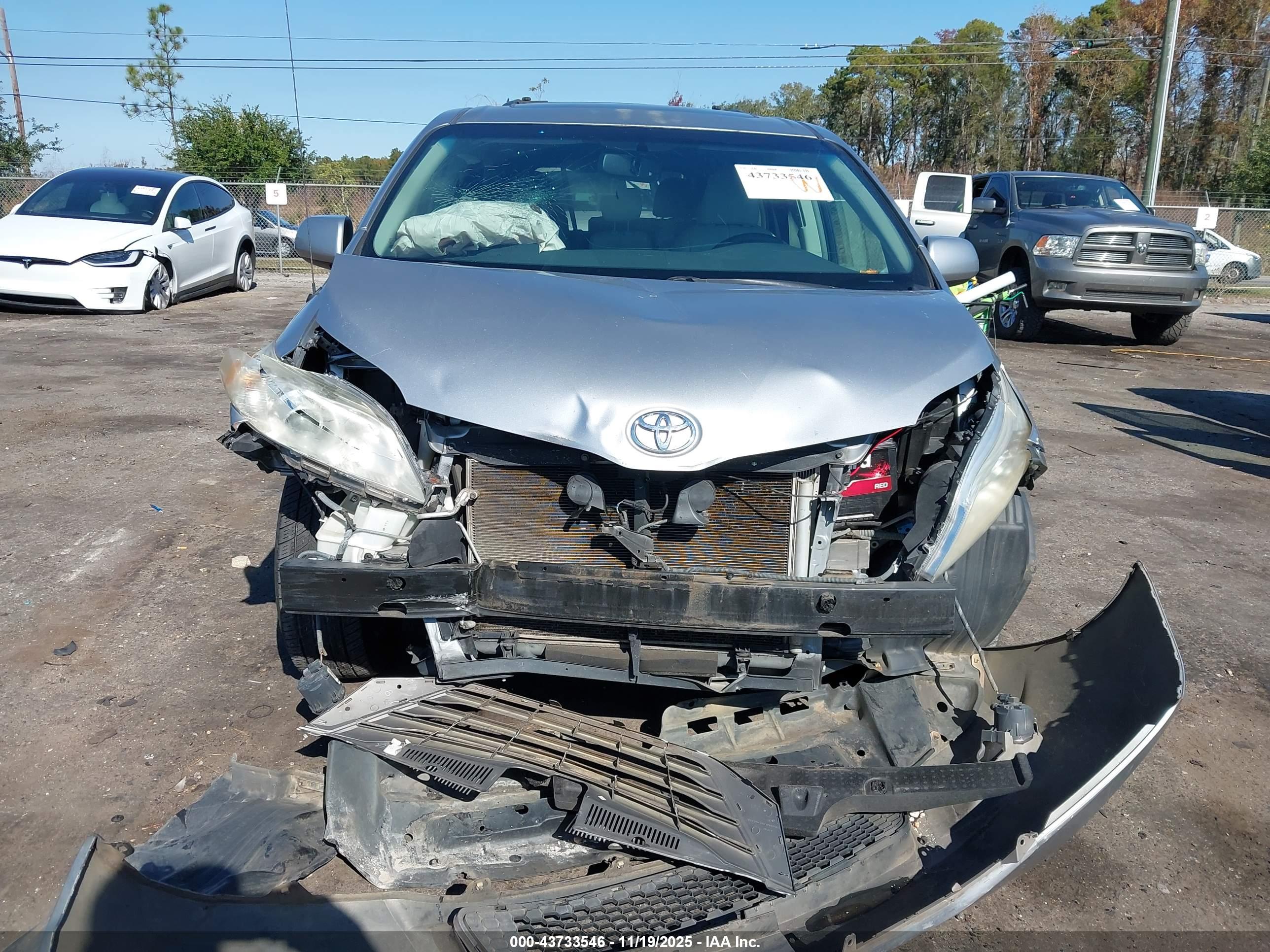 TOYOTA SIENNA image 6