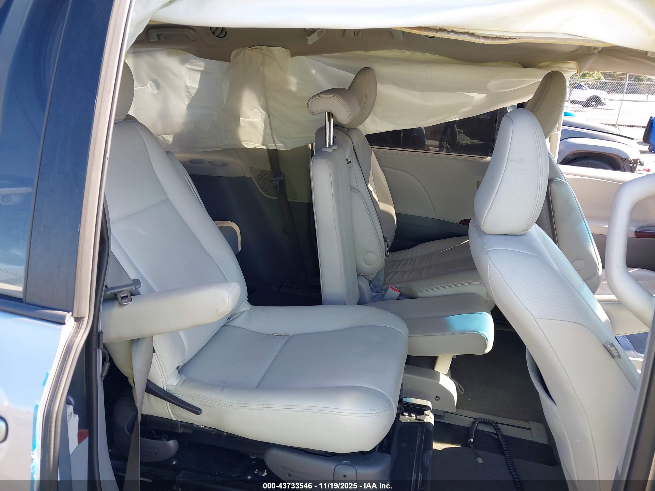 TOYOTA SIENNA image 8